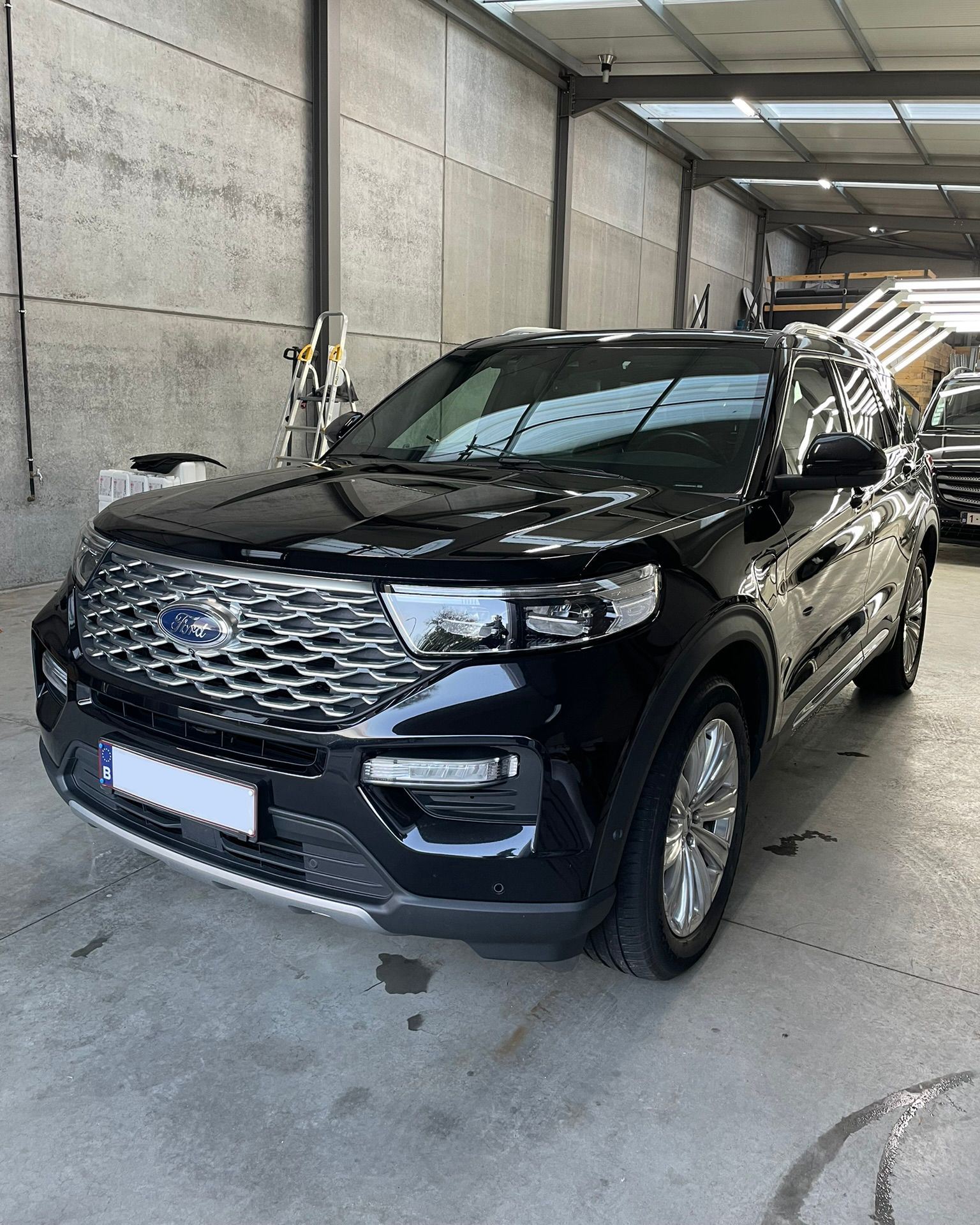 We hebben deze robuuste Ford Explorer omgetoverd tot een wagen die klaar is om indruk te maken op de volgende eigenaar! Met ons verkoopsklaar-pakket zorgen we ervoor dat de auto straalt als nieuw, zowel binnen als buiten. 💎
Wat hield de behandeling in?
🔸 Grondige interieurreiniging: Elk detail aangepakt – van grondig stofzuigen tot het schoonmaken van de bekleding en het opfrissen van elk oppervlak. Zo ziet het interieur er weer fris en verzorgd uit.
🔸 Gedetailleerde wasbeurt: Van lak tot wielkuipen, de hele buitenkant kreeg een grondige wasbeurt en werd voorzien van beschermlaag, klaar om op te vallen!
Wil je jouw auto ook verkoopsklaar laten maken en ervoor zorgen dat hij de perfecte eerste indruk maakt? Neem contact met ons op voor de details van onze reinigingspakketten! 📞✨