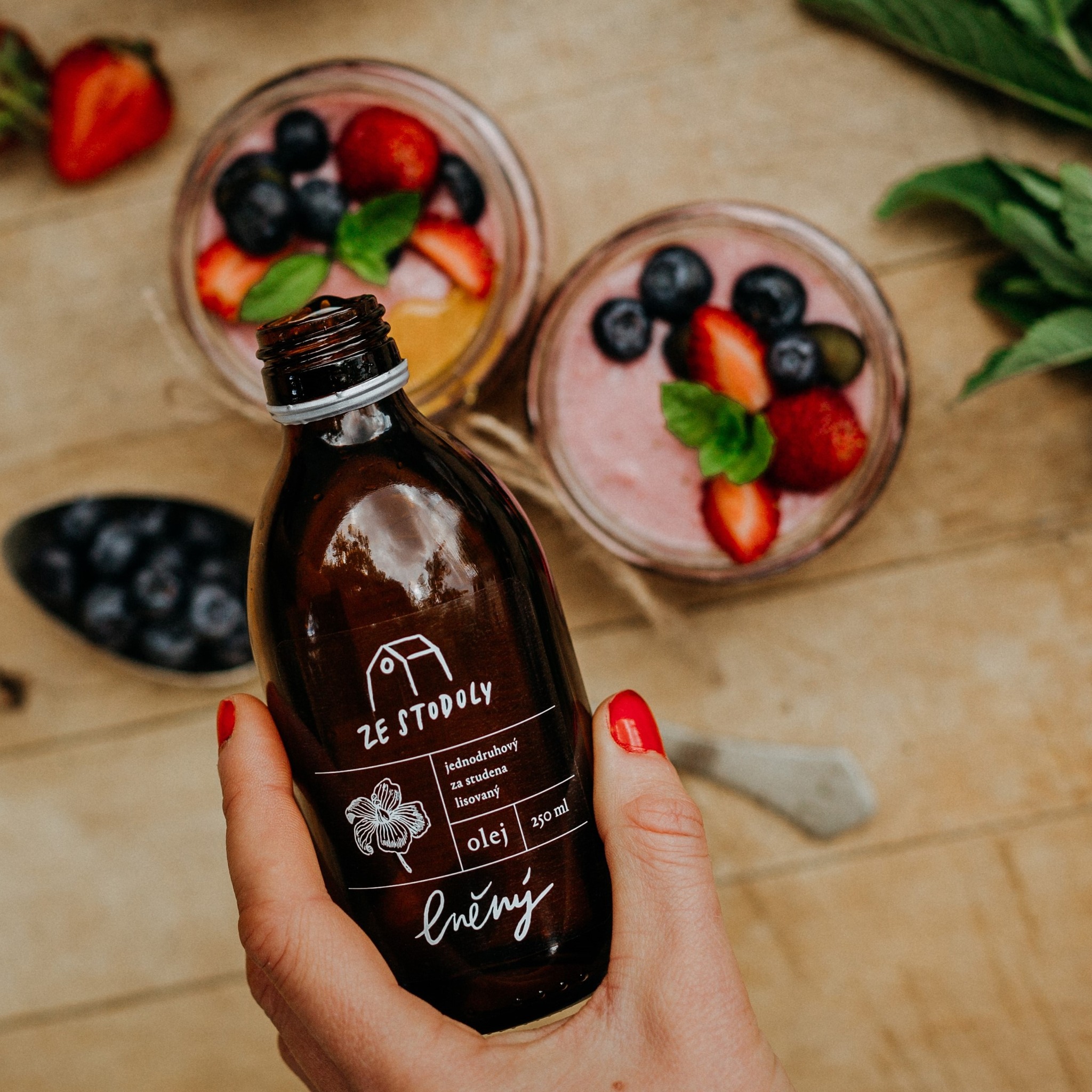 Přinášíme vám výběr značek s lahůdkami, které potěší nejen chuťové buňky, ale i přírodu. Přijďte objevit poctivé produkty a podpořit lokální výrobce. 🌿
🩷 @zestodoly lisuje panenské oleje, jako je lněný, makový nebo řepkový. Oleje jsou skvělým doplňkem do pokrmů i zdravé stravy. Vyzkoušejte jejich dárkové balení, ideální pro milovníky kvalitních surovin.
🩷 @marne_naturalni_vina nabízí pečlivě vybraná vína od ekologicky hospodařících vinařů. Každá láhev je osobně vybíraná a přináší autentický zážitek z přírodních vín.
🩷 @chutezchote zpracovávají salsy, omáčky a džemy bez chemie, z kvalitních surovin. Inspirace z cest a poctivé recepty dělají z jejich výrobků opravdové delikatesy.
🩷 @liskadomacizolomouce tvoří produkty z bylinek, ovoce a zeleniny – vše z lokálních zdrojů nebo volné přírody. Sirupy, džemy, pečené čaje i sušené bylinky vám rychle připomenou chuť domova.
🩷 Bezcukrovinky potěší malé i velké příznivce zdravého mlsání. Ovocné sladkosti, raw tyčinky jsou skvělou alternativou pro ty, kteří chtějí mlsat "přírodně".
Další dobroty (nejen ty na jídlo) vám představíme zase příště! 🍓
#dizajntrh #lokalnitvorba #kvalitnisuroviny #setrnekzivotnimuprostredi