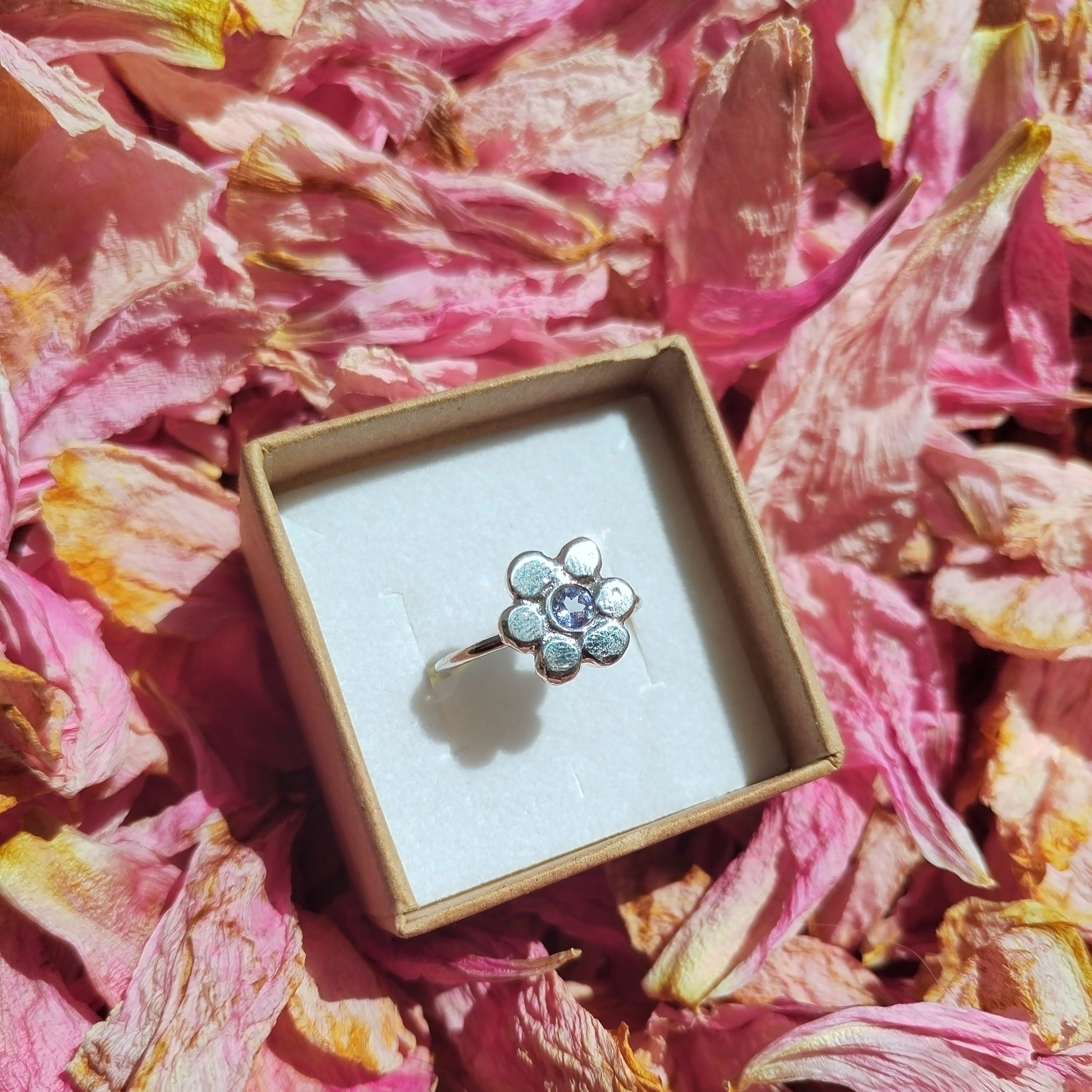 Představujeme značky, které pro vás tvoří nádherné a jedinečné šperky. Přijďte objevit jejich kouzlo a najděte ten pravý kousek pro vás. 💖
🩷 @honzovykorale – Autorské šperky ručně vyráběné přímo v Olomouci. Honza vytváří originální kousky, které vynikají svým osobitým a pečlivým zpracováním.
🩷 @style_by_luci – Šperky z postřibřné slitiny a přírodní kůže, každý kousek je unikát. Díky nepředvídatelné struktuře betonu vznikají šperky, které opravdu vyniknou. Navíc si můžete se šperkem odnést i krásnou svíčku.
🩷 @jsem.studio – Designéři Jindřich a Jolana Vodička tvoří jemné šperky a světelné objekty pomocí 3D tisku, s křehkou elegancí a neotřelým vzhledem.
🩷 @sparkle_designcz – Jemné minimalistické šperky z minerálů a perel, s krátkými věnováními pro různé příležitosti. Ideální jako dárek pro vás i vaše blízké.
🩷 @grofova_design – Šperky inspirované skandinávskou přírodou a kulturou. Ruční výroba z pražské dílny přináší tři kolekce: Berries, Nordic Forest a hravé Saturday Candy.
🩷 @nosimdrevo – Šperky ze stabilizovaného dřeva, inspirované přírodou. Každý kousek je ručně vyráběný s pečlivým důrazem na detail a jedinečnost.
Těšíme se na vás! 🌲
#dizajntrh #sperky #lokalnitvorba #minimalism #udrzitelnost