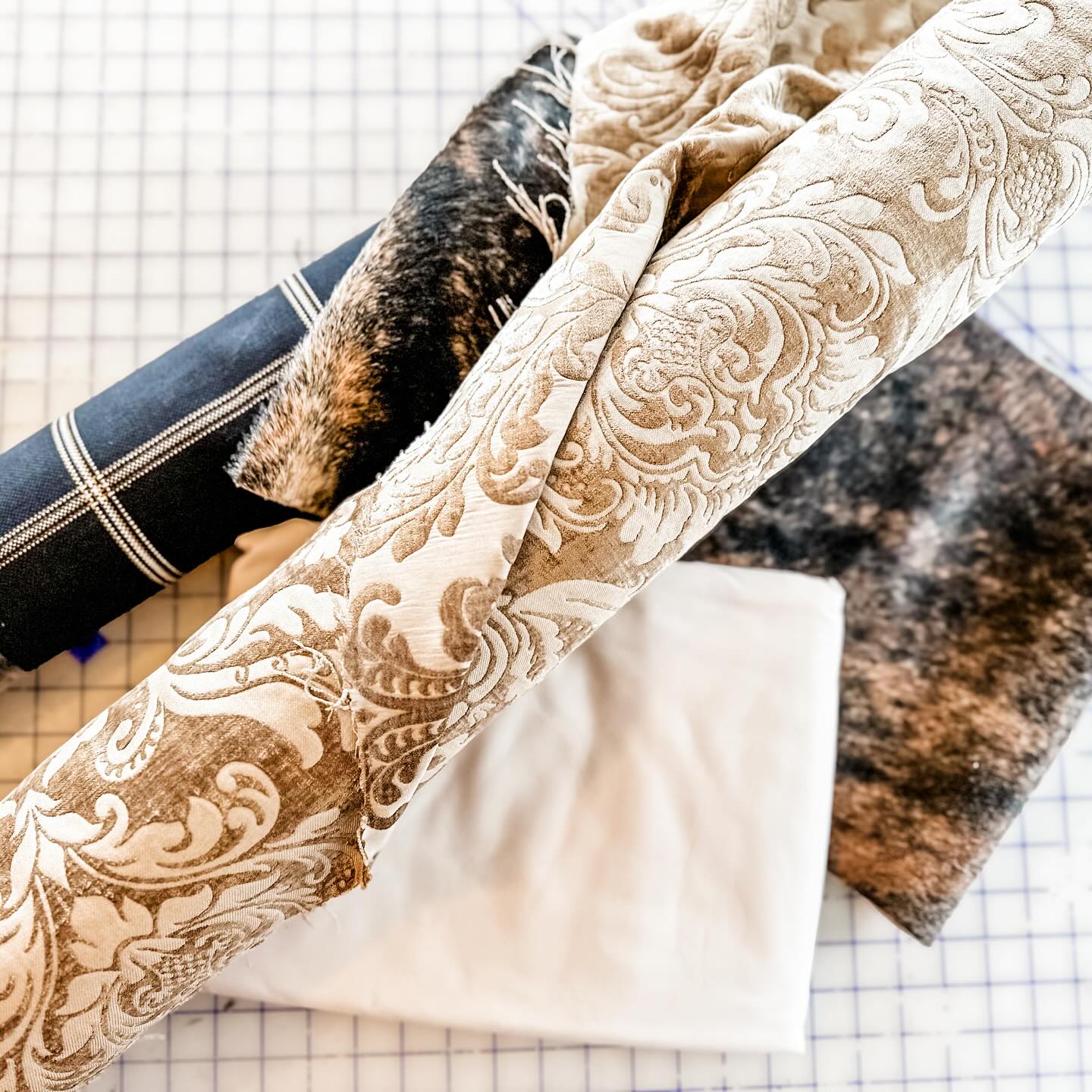 This idyllic, lake-front Montana ranch suite is getting the golden touch. Perfectly tailored bedding for this client’s custom bed will be elegant and timeless. Thoughtfully curating every space through the lens of our clients dreams. #customdesign
#custombedding #custombed #bedroomremodel #timelesswestern #westernchic #ranchfancy #bedroomfurniture #interiordesign #designvsdecorating #bigforkmontana #strongholddesign