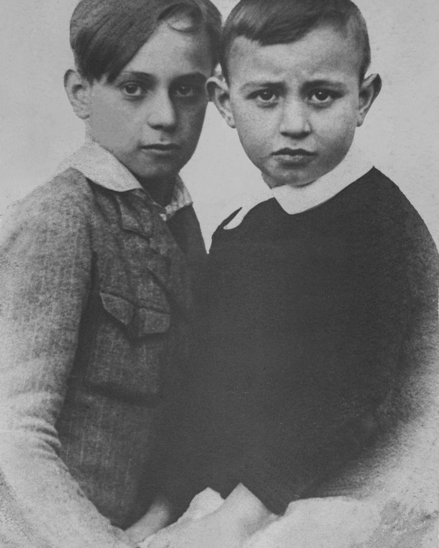 Vous ne le saviez peut-être pas mais je propose depuis toujours des services de restauration de photos anciennes.
Cette photo par exemple a été prise en 1928 et il n'en restait qu'un tout petit négatif d' 1cm de large.
J'ai tout d'abord scanné le négatif avec un scanner à haute résolution, puis je suis passée à la phase de post-traitement pour effacer les taches, les rayures etc...
La photo finalisée peut être imprimée en 20x30 cm. Cela m'a prit environ 1h30 de travail.
Si vous avez de précieuses photos anciennes, vous pouvez faire appel à mes services. C'est sur devis en fonction du temps de travail et des manipulations à effectuer.
A partir de 25€/heure.
Plus d'infos sur mon site comme toujours: NathalieDeCecco - photographe . com