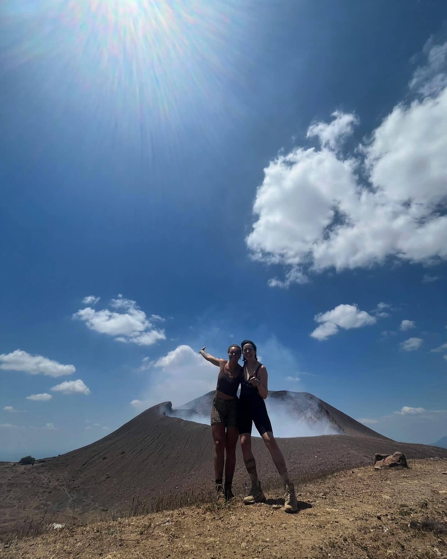 Elissa and Anna went on their own hike to Telica at the weekend and enjoyed the impressive atmosphere at the crater of the volcano.
Would you also like to plan a hike to Telica? We would be happy to help you with the planning. Or would you prefer a guided tour? We also have suitable options with our cooperation partner. Feel free to contact us. We look forward to your visit. 🇳🇮🔥🌋 #volcano #telica #volcanotelica #volcanos #nicaragua🇳🇮 #travel #traveler #visitanicaragua🇳🇮📷 #centralamerica #león #hiking #vulcano #vulcanohike #hike #hikevibes #view #beautifuldestinations #hostal #tortugabooluda #bienvenido #nature #whataview #beautifulplaces #amazing #diacachimba #happy #dayhike #sun #hothothot🔥
