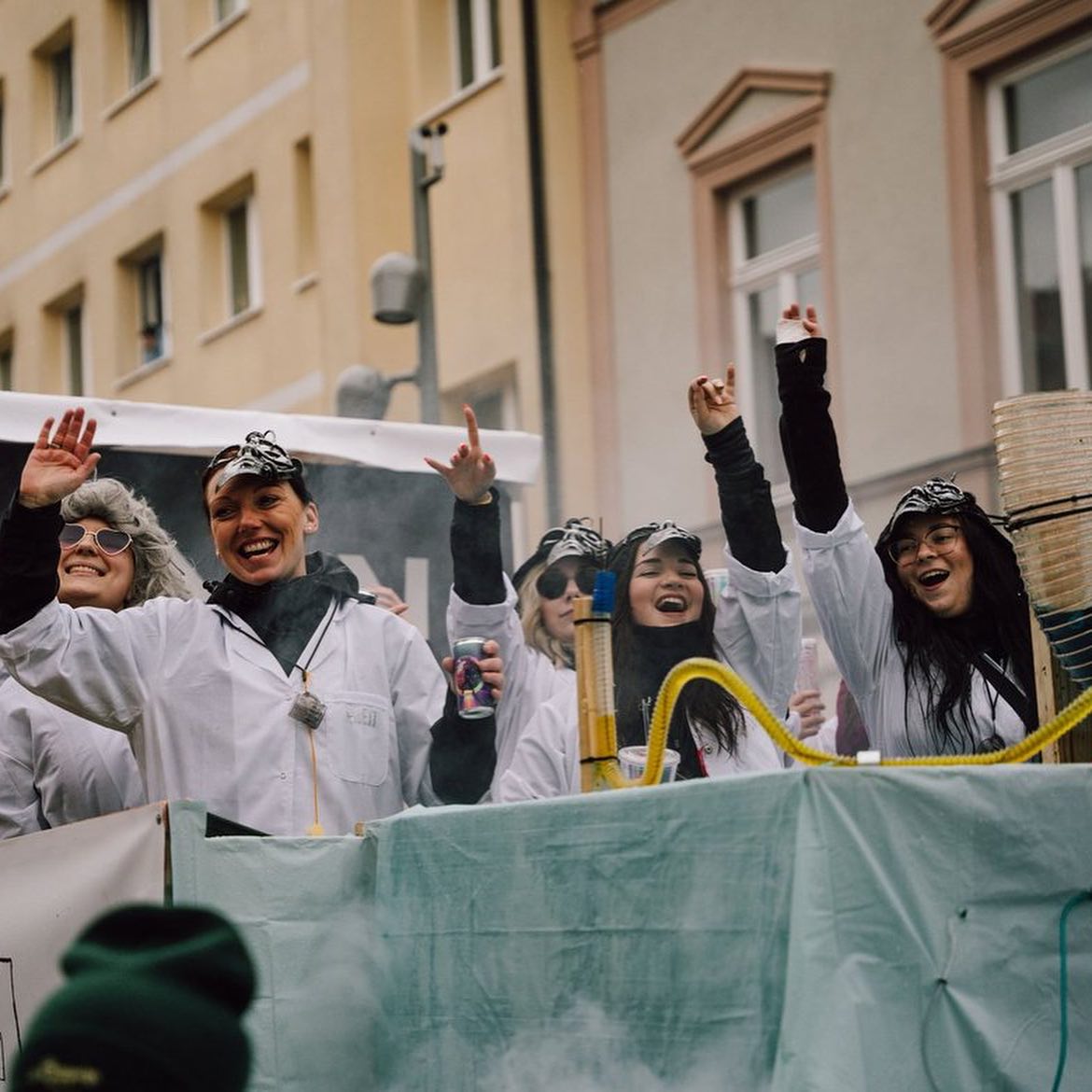 Bei Sonnenschein kann ja jeder…
Heute vor einer Woche fand unser großer Karnevalsumzug durch die Straßen Heilbad Heiligenstadts statt. Das schlechte Wetter hielt die zahlreichen Besucher jedoch nicht ab, die vielen selbstgebauten Umzugswagen und Fußgruppen zu bestaunen. Neben dem HCV nahmen zahlreiche Eichsfelder Karnevalsvereine sowie städtische Vereine und Institutionen am Umzug teil.
Wir bedanken uns bei den großenartigen Organisatoren und Organisatorinnen, sowie allen Teilnehmern und Besuchern für den abwechslungsreichen Umzug und die anschließende Veranstaltung in der Stadthalle.
Was für ein toller Tag! 🎉🎉🎉
#highighelau #heilibadheiligenstadt #karneval #fasching #umzug #fünftejahreszeit #wagenbau #jubiläum