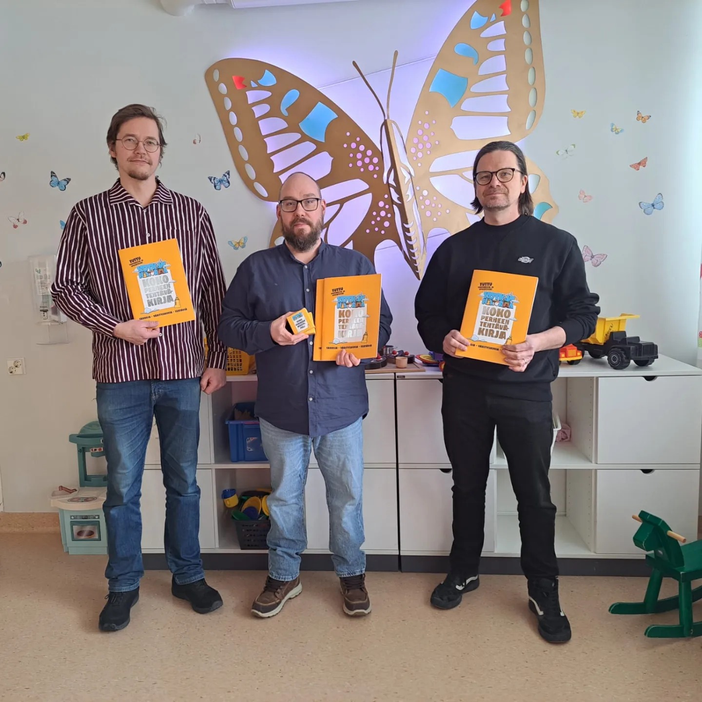 Kotkan Historiaa -ryhmä lahjoitti julkaisemiaan tehtäväkirjoja ja muistipelejä sairaalan lastenosastolle Lastenosastojen Tuki ry:n kautta.
Kotkan historiaa hankkeeseen voi tutustua linkistä: https://www.instagram.com/kotkanhistoriaa/
Tai sarjan youtube: UCFqw6_BmJZhXo9gKTtO0yDg
Kuvassa on vasemmalla historian opettaja Petri Osola, keskellä Painotalo Westmanista Niko Westman ja oikealla historian opettaja Petri Anttila.
Lämmin kiitos lahjoituksesta❤️
@kotkanhistoriaa
@kymenhva_lastensairaala
@lastenosastojentukiry