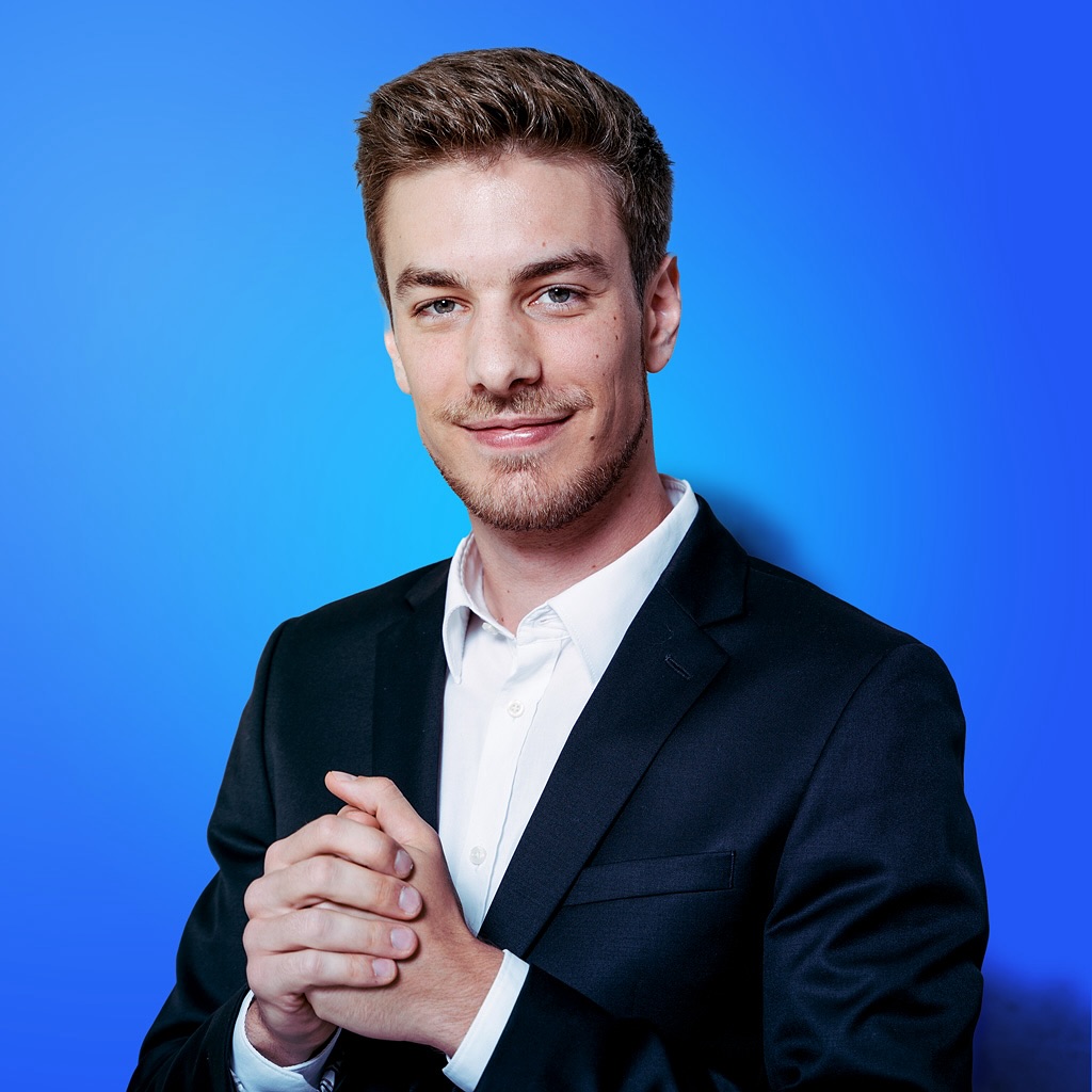 🎹✨ Swiss pianist Dominic Chamot has won numerous international awards, most recently the fourth prize at the Maria Canals piano competition in Spain, and the first prize at the Gian Battista Viotti piano competition in Italy. Dominic enjoys a life of travel and is also an avid coffee connoisseur. Come listen to him at our upcoming concert 🎟️📅 . March 3rd, Kirche Oberstrass, 5 pm. Tickets in our bio.
🎹✨Trefft Dominic Chamot. Der Schweizer Pianist spielt auf der internationalen Bühne. Er hat viele Preise gewonnen, zuletzt den 4. Preis im Concurso Maria Canals und den 1. Preis im Gian Battista Viotti Wettbewerb. Dominic liebt Reisen, oft zu seinen Auftritten, und ist leidenschaftlicher Kaffeeliebhaber. Hört Dominic Chamot im Konzert Be:Longing 🎟️📅 3. März, 17 Uhr, Kirche Oberstrass.