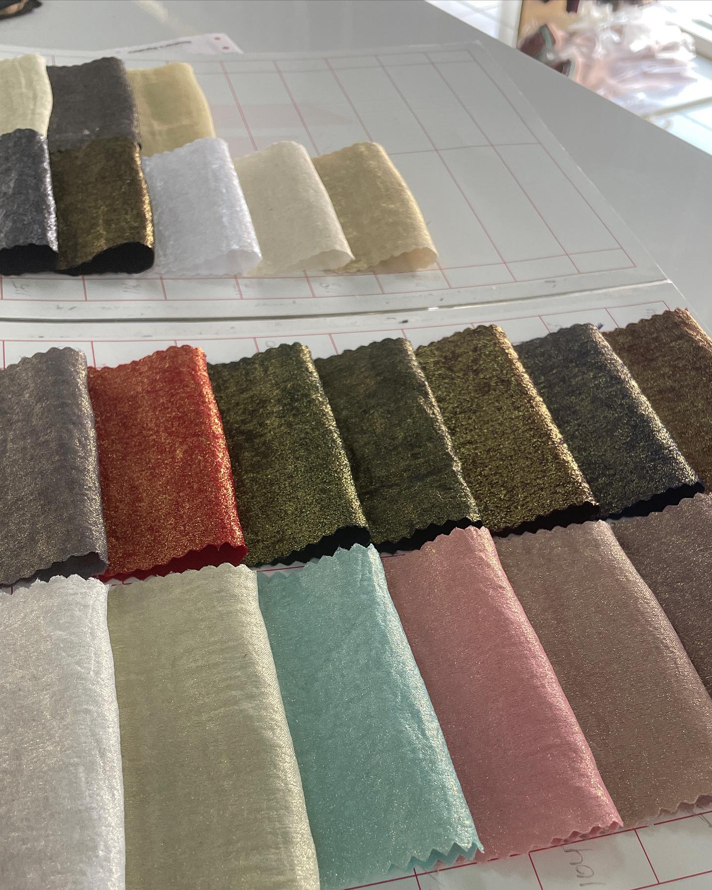 Summer shimmer on the way….Available in many more colors
☎️/- WhatsApp +971506454762/04-3536191
#summervibes #shimmerfabric #wholesalefabrics #solidcolors #crepefabric #foilfabric#fabricvendor #satinfabric #georgetfabric #abayafashion #fabricforabayas #dubai textiles#burdubaitextilesouk #abudhabitextiles