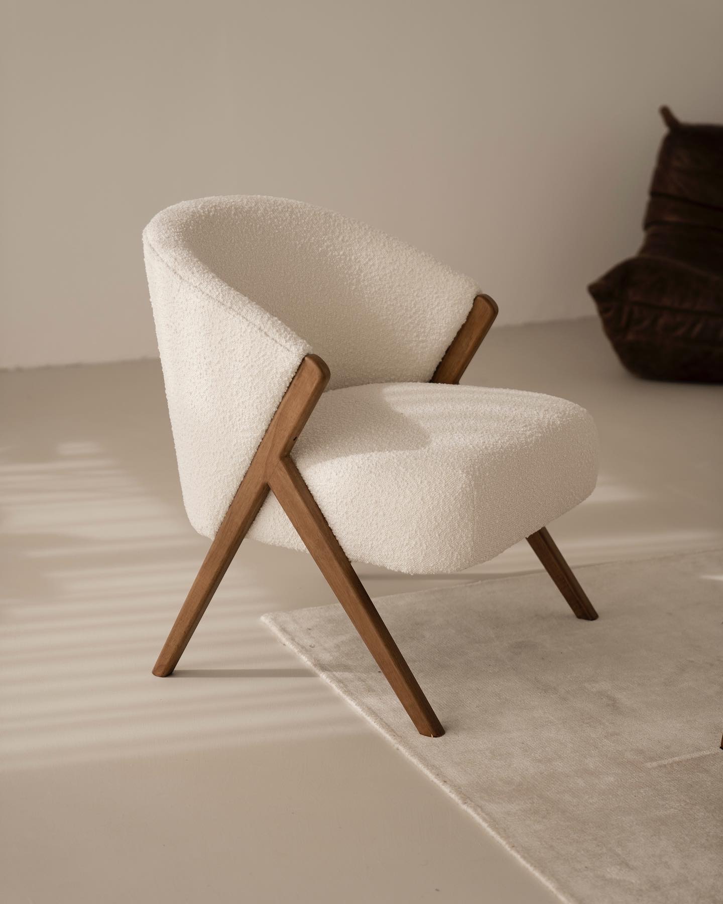 Cozy vibes for this rainy day 🐑 Our bouclé chair is waiting for you. 🤗
#boucle #bouclechair #bouclé #beigetones #fotostudio #studioberlin #berlinfotostudio #berlinstudio #loungestudio #loungestudioberlin