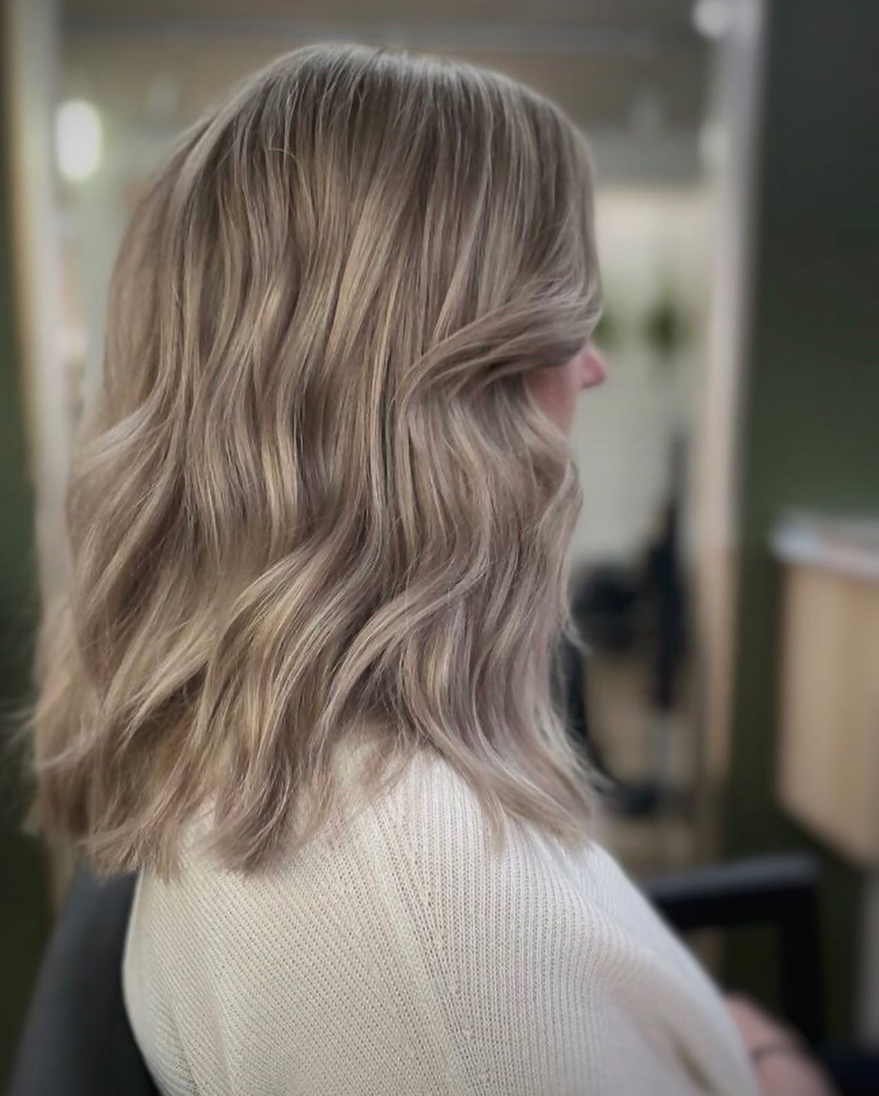 Nyt on just se vuodenaika kun kesäksi vaalennetut hiukset kaipaa syksyyn uusia sävyjä 🫶🏼
@annikasbow
#vaaleathiukset#sandblonde #blondes#blondhair
#bowhelsinki#kampaamohelsinki#kampaajahelsinki #oribe#oribeobsessed #goldwellcolor#goldwellfinland #annikabow