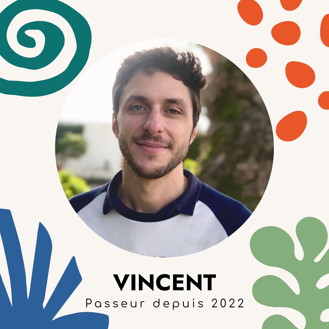 ✨💚 Vincent, le visionnaire pédagogique des Pas Sages ! 💫🌱
Vincent est un ancien ingénieur de l’industrie qui a embrassé une nouvelle voie en devenant hypnothérapeute. Son parcours l’a conduit aux Pas-Sages, où il contribue à la construction d’une nouvelle manière de vivre ensemble. Depuis 2020, il est à l’initiative du tout premier projet d’habitat participatif sur le modèle des Pas-Sages au Portugal. 🏡✨
La passion de Vincent pour le modèle Pas-Sages a commencé lorsqu’il a découvert sur internet les vidéos de présentation de Mika et sa vision inspirante. Il a été fasciné par les mécanismes novateurs mis en œuvre. Il s’est lancé le défi d’identifier toutes les failles, mais a finalement découvert que le modèle était aussi robuste qu’innovant. Pour la première fois, il a vu une approche qui redonnait le pouvoir aux personnes sur des questions légales et financières, habituellement réservées aux « sachants ». Cela a été un véritable déclic pour lui ! 🔑💪
Vincent a décidé de rejoindre et se former auprès de Mika, afin de développer des accompagnements structurés, accessibles et efficaces pour les groupes qui cherchent à créer leur propre habitat participatif. Il s’engage pleinement dans cette mission, avec pour objectif de soutenir les personnes dans leur démarche de reprendre la main sur leur projet de vie et d’habitat. 🌟🤝
Aujourd’hui, Vincent accompagne en France et à l’étranger ceux qui souhaitent créer des communautés durables et épanouissantes. Il met toute sa passion, son expertise et sa bienveillance au service de la réalisation de ces projets. ✨🌍
#ModèlePasSages #HabitatParticipatif #ChangementDeParadigme #Accompagnement #CommunautésDurables #Innovation #Inspiration #RéinventerNotreMonde
#écolieux #lieuxdeviecollectifs #oasis #lespassages #cooperative #participation #ecovillage #habiterautrement #ecologies #vivreautrement #sascooperative #BienVivreEnsemble #CoopérativeHabitants #Coopérance #Solidarité #HabitatCollectif