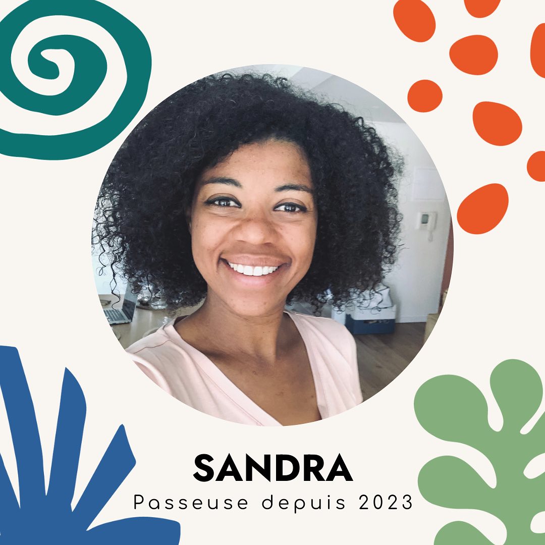 ✨💚 Découvrez Sandra, la dernière arrivée chez les Pas Sages, propulsée directement à la co-présidence avec Dom, désormais honoré du titre de “1er Dom” ! 💫🌱
Ancienne cadre opérationnelle dans le transport maritime international, Sandra a embrassé une voie radicalement différente au service du vivant en devenant Doula, guidant les couples vers la naissance et la parentalité grâce à l’haptonomie.
Initiatrice de la Coopérative d’habitants Colmeia 62 au Portugal, elle a été attirée vers les Pas-Sages, fascinée par le modèle coopératif LPS. Son empathie naturelle se traduit dans sa communication, enrichissant les échanges au sein du réseau. Sandra sait transmettre ses idées de façon captivante et aime créer des liens authentiques favorisent l’inclusion et la coopération.
Elle dynamise depuis plusieurs mois la communication de l’association sur les réseaux sociaux et a lancé une nouvelle version de notre newsletter : La Pas-Sagère.
Convaincue que les Pas-Sages peuvent contribuer à transformer le monde, Sandra œuvre activement au développement des accompagnements internationaux. Elle apprécie l’approche basée sur la confiance des Pas-Sages, laissant à chacun sa souveraineté dans ses actions.
Inspirée par l’adage des Doulas, “il faut tout un village pour élever un enfant”, Sandra apprécie particulièrement l’idée de contribuer à créer des lieux de vie collectifs qui permettent aux enfants et aux parents de vivre dans un environnement chaleureux et fraternel, dans la #coopérance, oeuvrant ensemble pour un monde plus humain.
#lespassages #ecovillage #ecolieu
#ModèlePasSages #HabitatParticipatif #ChangementDeParadigme #Accompagnement #Créativité #CommunautésDurables #Innovation #Inspiration #mondedapres