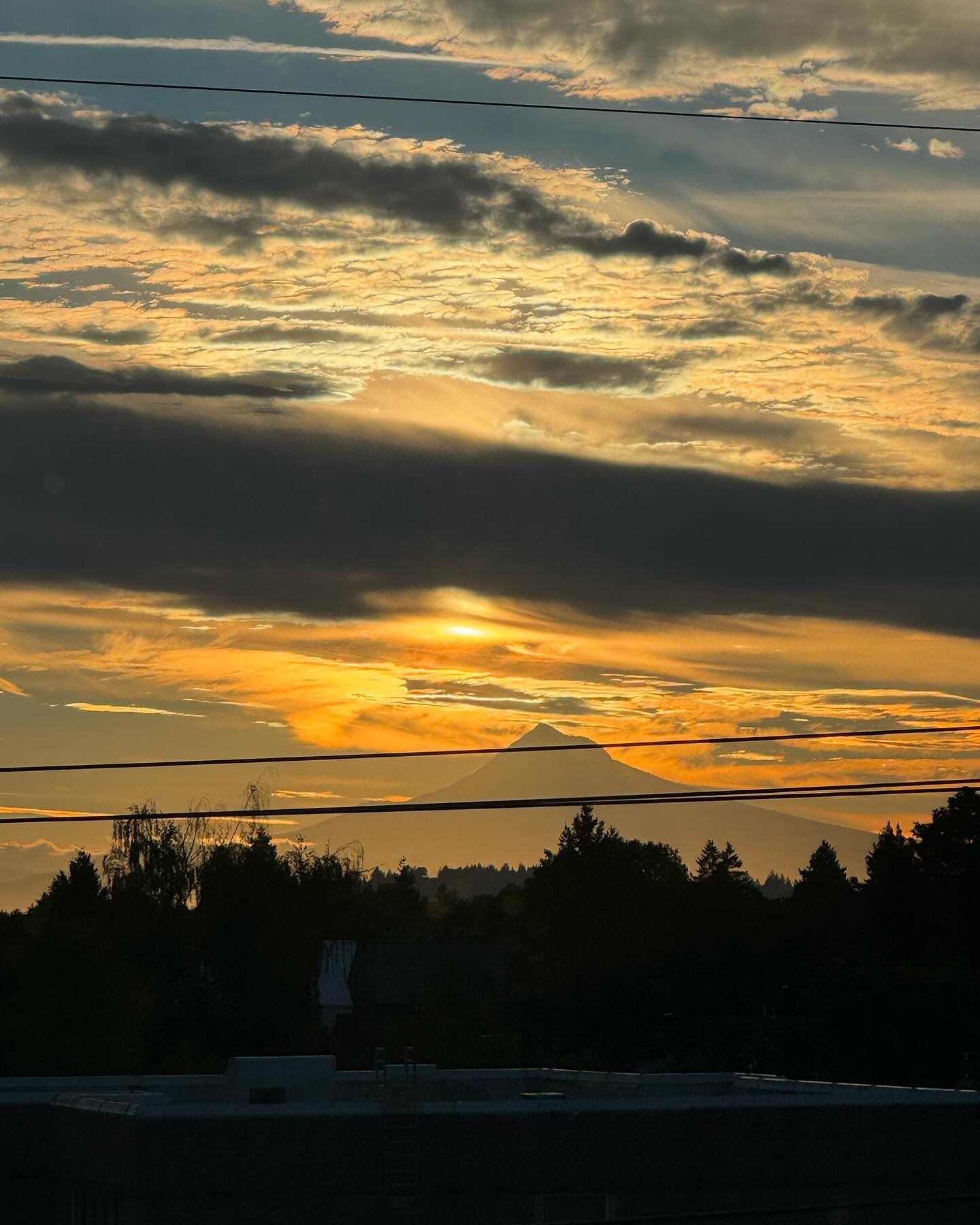 Mount Hood was looking especially beautiful this morning👍
I hope that tomorrows #annulareclipse the clouds are gone so I can get another great photo😁
.
.
.
.
.
#graphicdesign #graphicdesigner #graphicarts #logo #logodesigner #logoartist #logoartwork #designer #design #creative #creativelifehappylife #creativedesigner #creativeart #freelance #freelancerlife #freelancelogodesigner #freelancelife #logos #forhire #freelanceforhire #annularsolareclipse #eclipse