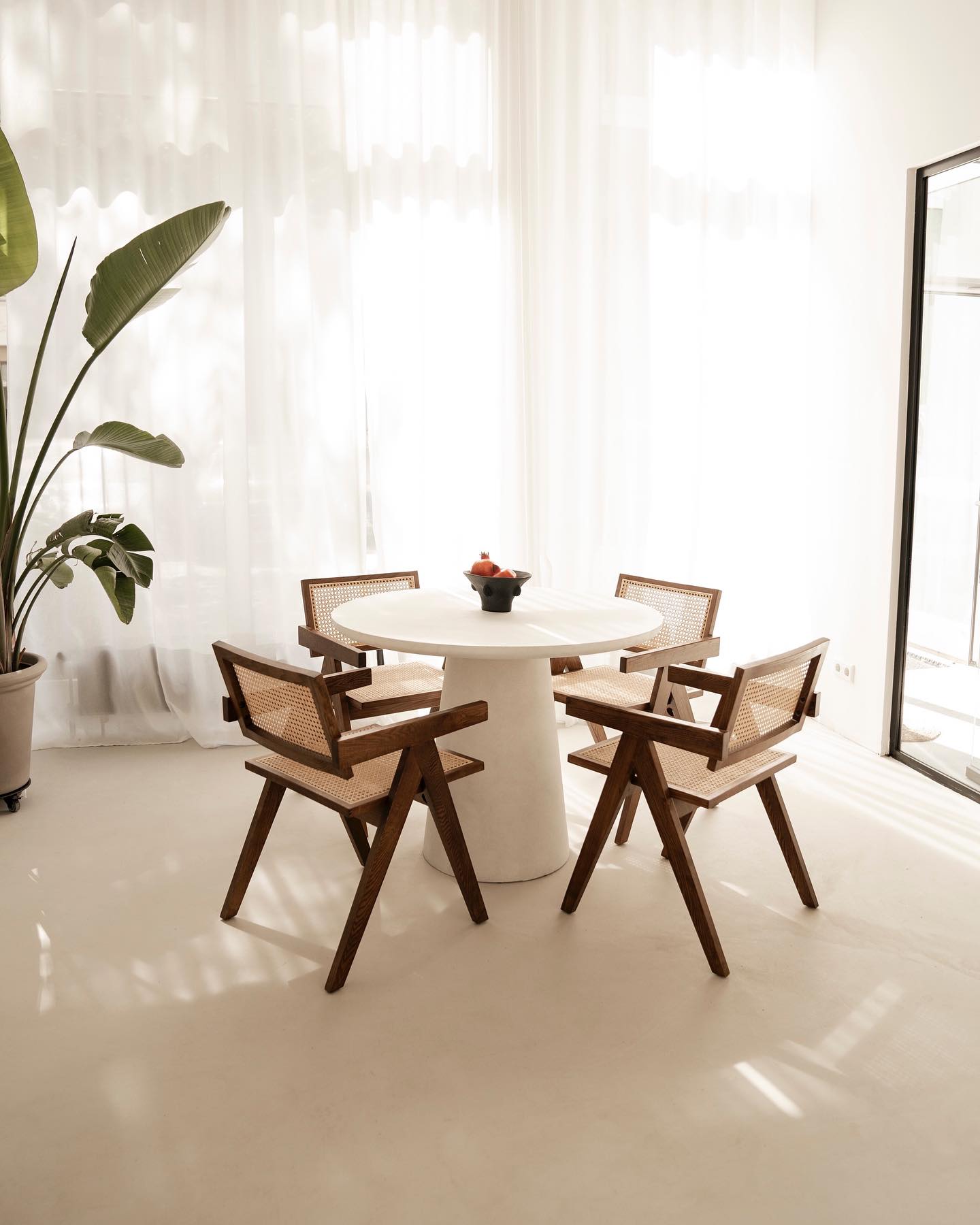 Our kitchen table in the prettiest daylight ✨
Curtains by @thecurtain.shop
Floor @festfloor
#rentalstudio #mietstudio #fotostudioberlin #loungestudio #loungestudioberlin #daylight #pierrejeanneret #pierrejeanneretchairs #strelitzia #microcementfloor #festfloor #thecurtainstore