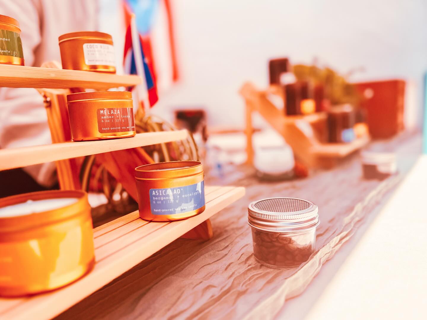 Ran into this amazing 🤩 booth by @ricandela.co today selling pure #vibes out of Puerto Rico 🇵🇷 in the middle of the @mosaicdistrict #farmersmarket!!! The El Yunque candle scent was to die for!
#photographer #photography #travelphotography #dmv #puertorico #candles #smallbusiness