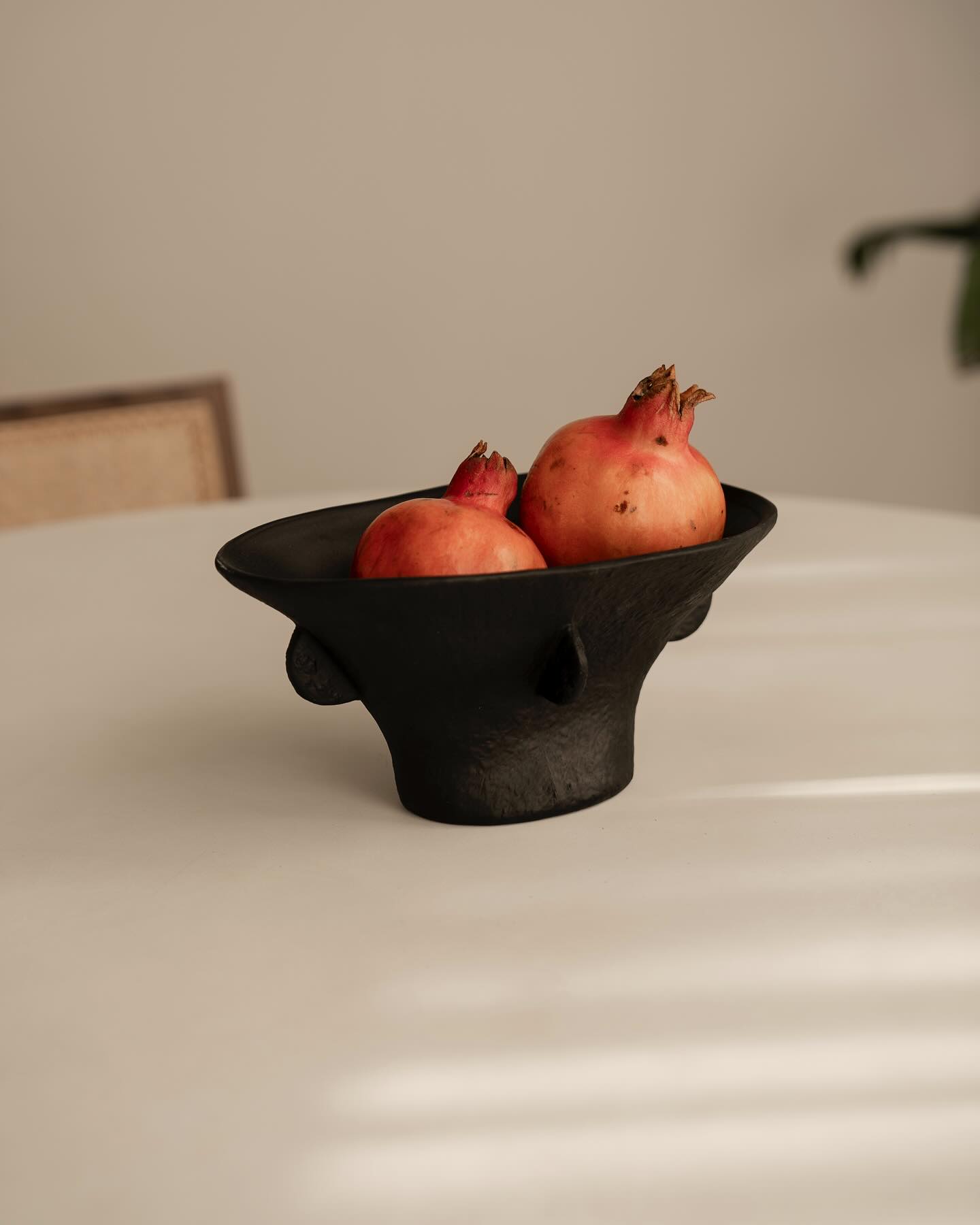 Who wouldn’t love to have coffee at this table… ☺️🌱
#coffeetable #kitchen #fotostudio #photostudioberlin #interiordesign #interiorinspiration #berlinfotografie #eventlocationberlin #berlinlove #berlin #breakfasttable #pierrejeanneret #streliziareginae #strelitzia