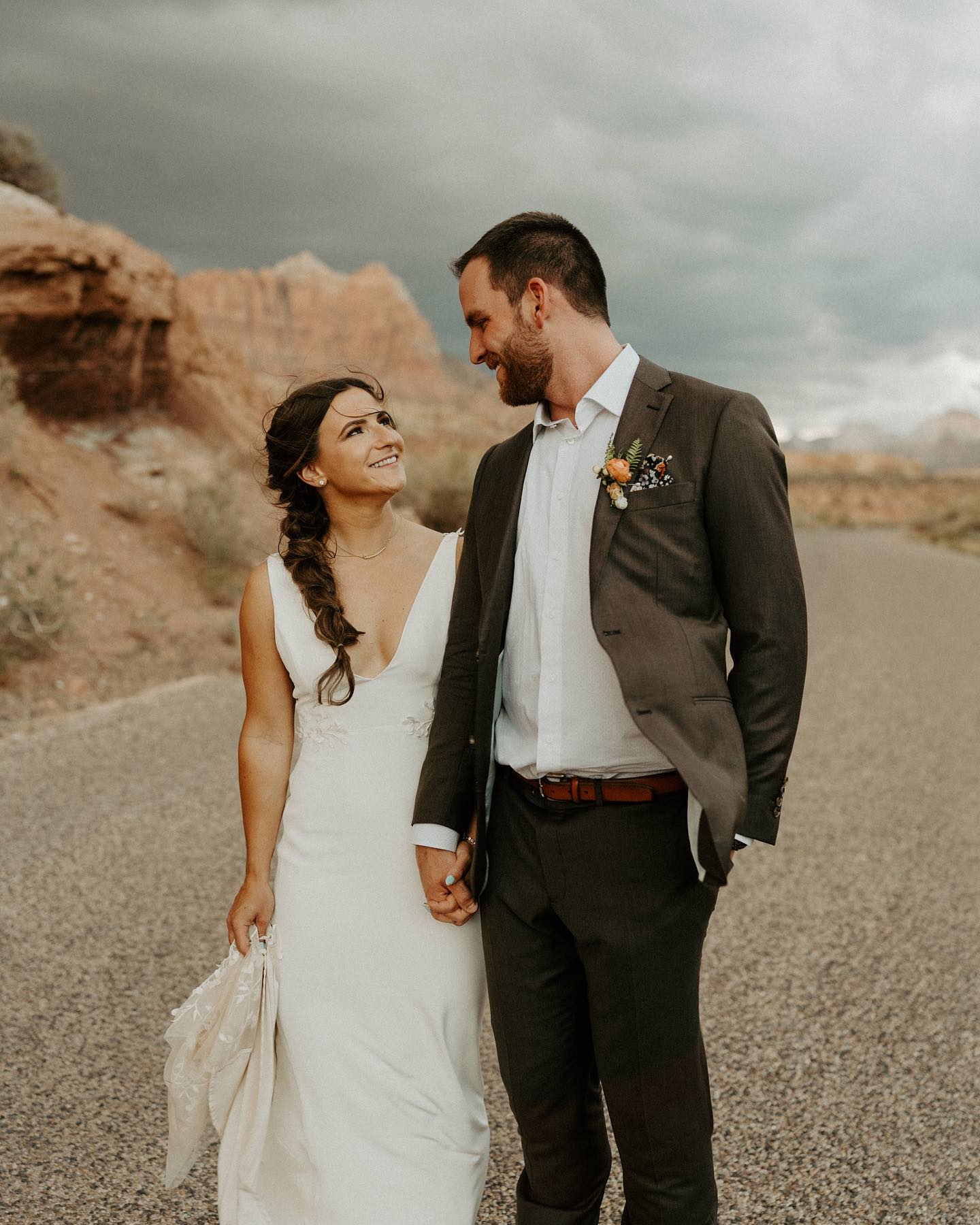 GOLDEN HOUR PHOTOS - 100% yes!!
.
.
#stgeorgeweddingplanner #poppylaneeventsstgeorge #wedding #zionbrides
#southernutahweddingplanner #zionwedding #zion #zionweddingplanner #destinationwedding #southernutahwedding #goldenhourphotos