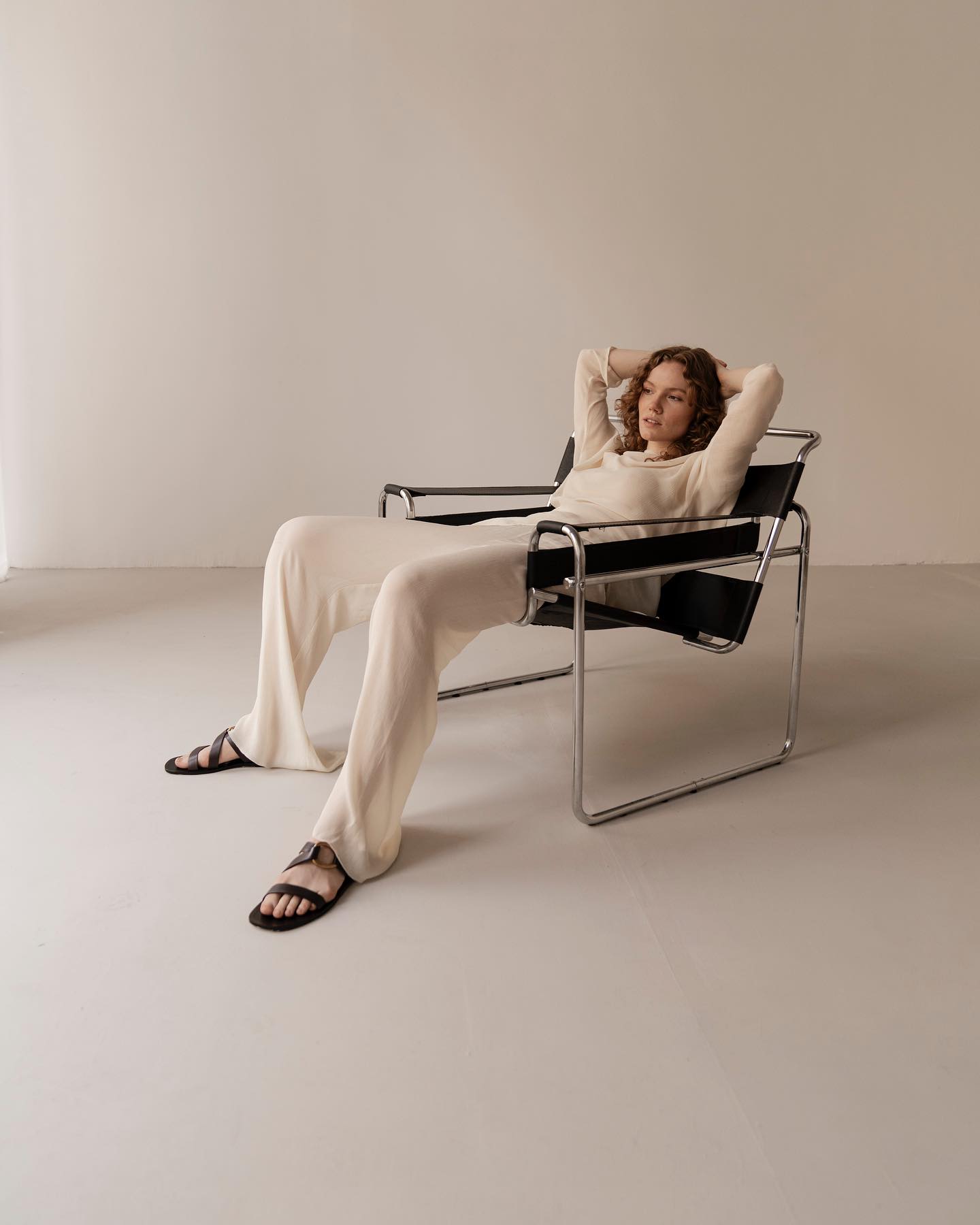 Our wassily chair is the perfect prop for your pictures 😎
#wassilychair #wassily #interiordesign #fotostudio #rentalstudio #loungestudioberlin #loungestudio