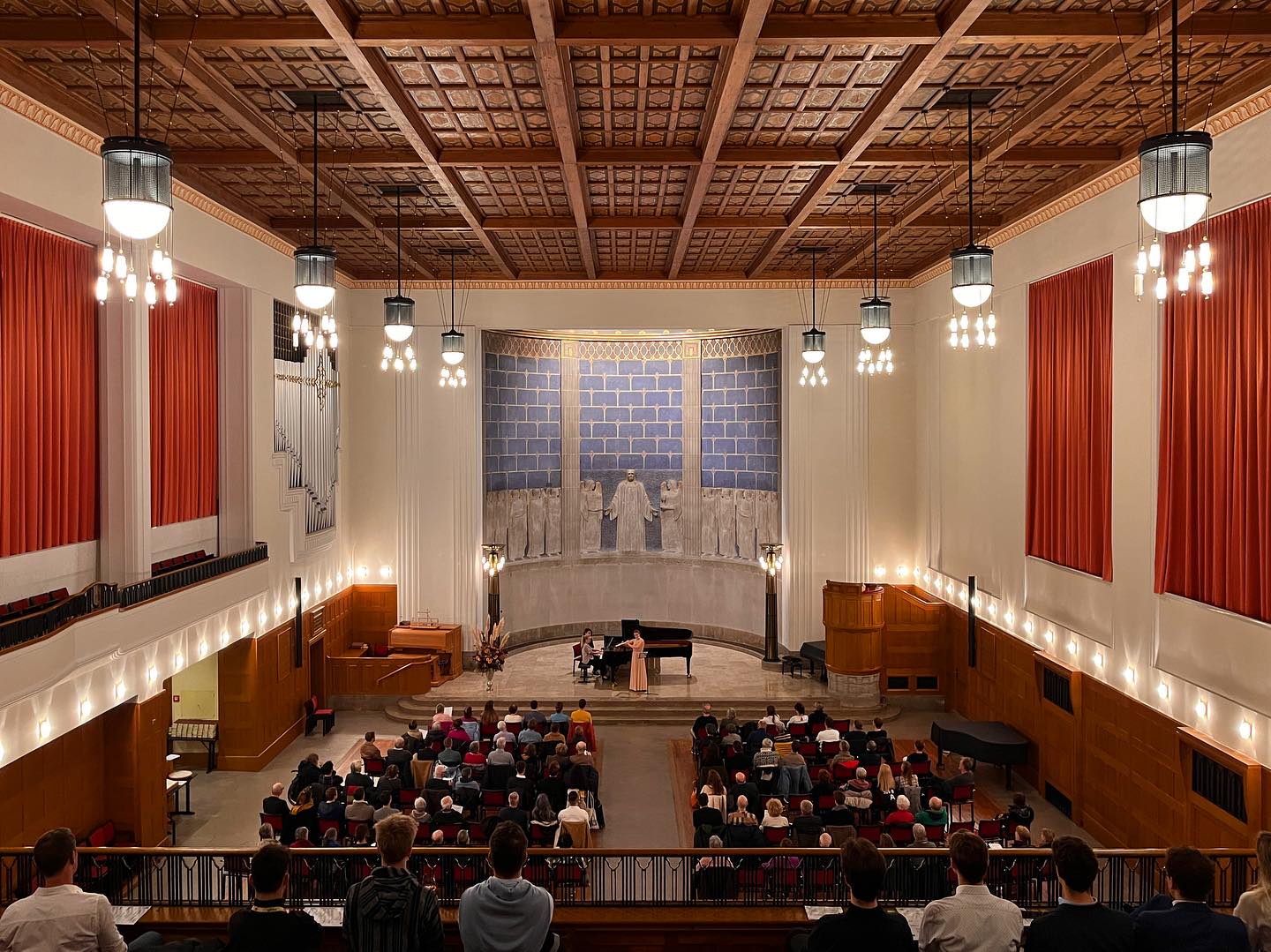 Gestern Abend hatten wir das grosse Vergnügen, die nächste Generation der klassischen Musik ins Rampenlicht zu stellen. Dieses Fest voller Bravour und Virtuosität wurde begeistert aufgenommen von unserem Publikum, das von unseren Musiker*innen mit einem Glas Prosecco und leckeren Snacks begrüsst wurde. 🎶🥂🍽️ Vielen Dank an alle, die dabei waren. Wir hoffen, dass wir euch bald wiedersehen!
.
.
.
.
#liveconcert #chambermuaic #concert #classicalmusic #culture #zurich