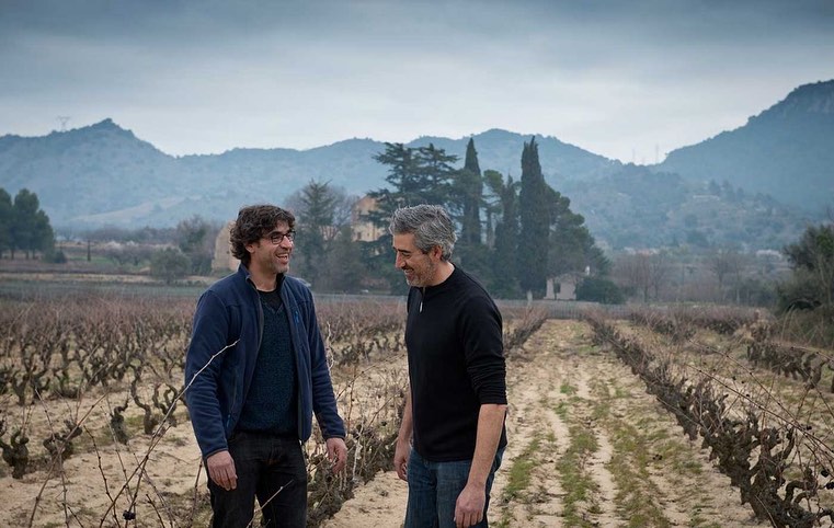 Mercredi le 1er novembre / Wednesday November 1st
RENCONTRE AVEC LE VIGNERON / MEET THE WINEMAKER
LA CATALOGNE
18h -19h30
(Français & English)
Dégustation de 5 vins
Pep Aguilar et Patri Morillo sont des amis de longues dates qui se sont côtoyés dans plusieurs caves du sud de la Catalogne et à travers le monde. Ils terminent leur pèlerinage dans le Montsant, où ils décident de s’établir et fonder leur propre projet: Celler Comunica.
Ils travaillent maintenant les sols granitiques du territoire de mains de maîtres élaborent des vins vifs, expressifs et frais malgré la chaleur habituelle de la région. D’année en année, on découvre des vins de plus en plus libres et vibrants, tout à fait à leur image.
Mercredi le 1er novembre / Wednesday November 1st
RENCONTRE AVEC LE VIGNERON / MEET THE WINEMAKER
LA CATALOGNE
18h -19h30
(Français & English)
Dégustation de 5 vins
Pep Aguilar et Patri Morillo sont des amis de longues dates qui se sont côtoyés dans plusieurs caves du sud de la Catalogne et à travers le monde. Ils terminent leur pèlerinage dans le Montsant, où ils décident de s’établir et fonder leur propre projet: Celler Comunica.
Ils travaillent maintenant les sols granitiques du territoire de mains de maîtres élaborent des vins vifs, expressifs et frais malgré la chaleur habituelle de la région. D’année en année, on découvre des vins de plus en plus libres et vibrants, tout à fait à leur image.
PRIX: 55$ par personne
RSVP: info@petitbaravin.com