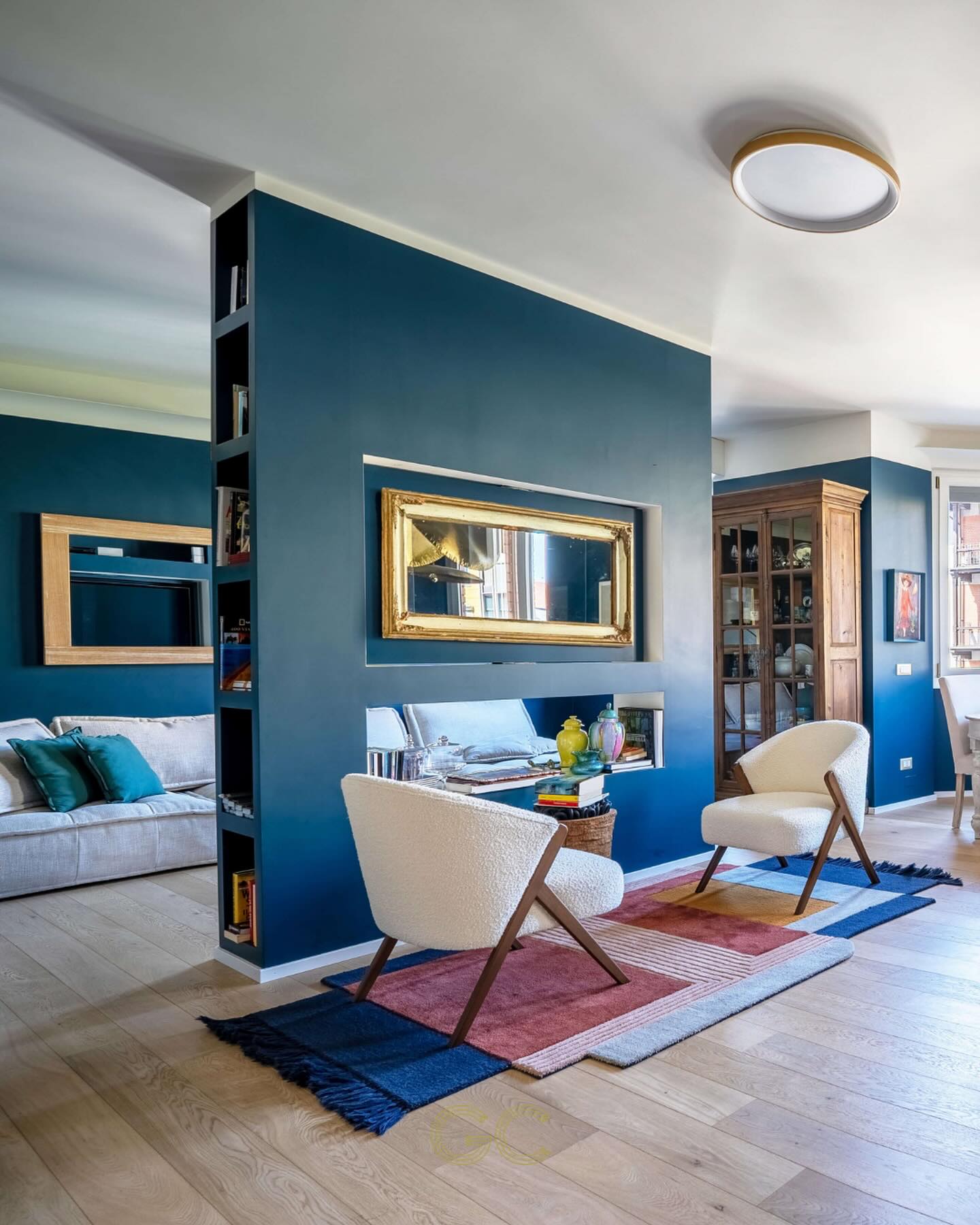 Scopri la nostra ultima creazione: un mobile su misura rotante per la televisione all’interno del nostro progetto di ristrutturazione a Milano!
Grazie a un piatto girevole con cuscinetti a sfera in acciaio e rotazione a 360° abbiamo creato un pezzo di design funzionale, nonché il punto focale perfetto per l’ampia zona giorno dei nostri clienti.
Contattaci oggi stesso per un tocco di innovazione nella tua casa 🛋️
-
@chiocca.design
-
#design#architetturainterni#internidesign#designinterni#arredointerni#stylingtips#interioraddict#interiordesignerslife#interiordesignblog#interiordesignphotography#interiordesignstudio