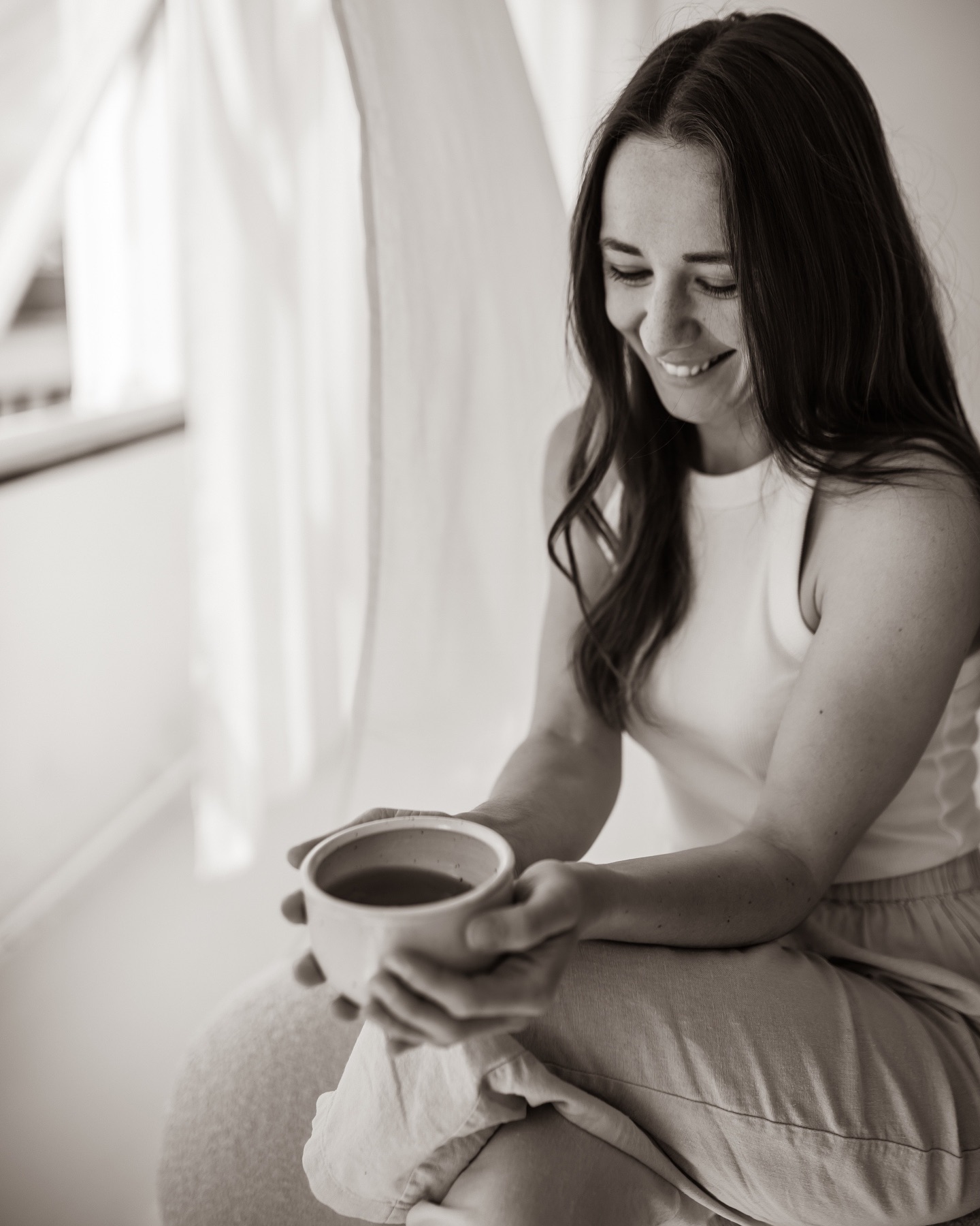 𝐃𝐮 𝐡𝐚𝐬𝐭 𝐞𝐬 𝐯𝐞𝐫𝐝𝐢𝐞𝐧𝐭 𝐝𝐢𝐜𝐡 𝐠𝐞𝐬𝐮𝐧𝐝 𝐮𝐧𝐝 𝐬𝐮𝐩𝐞𝐫 𝐰𝐨𝐡𝐥 𝐳𝐮 𝐟ü𝐡𝐥𝐞𝐧!
Das ist wohl eine der wichtigsten Erkenntnisse meiner letzten JAHRZEHNTE!
So lange habe ich unter Verdauungsbeschwerden gelitten, Intoleranzen, Reizdarmsyndrom.
Hatte schlimme Akne, immer wieder Ausbrüche und nach kleinen Verbesserungen weitere Verschlechterungen.
Meine Haut und mein Darm waren schon immer ein richtiger Schmerzpunkt für mich.
Es hat mich EINGESCHRÄNKT! Sehr sogar!
Ich habe mich nicht mehr richtig wohl in meinem Körper gefühlt, konnte Essen nicht mehr richtig genießen, musste immer aufpassen.
Ohne geschminkt zu sein, habe ich mich nicht aus den Haus getraut. Wollte manchmal gar nicht in den Spiegel schauen, wegen meiner Hautprobleme.
Und ich habe es als mein "Normal" angenommen: mich einfach nicht vollends wohl fühlen zu können!
"Ich habe eben Verdauungsbeschwerden und Hautprobleme, haben ja alle, es ist normal"
Jahre später kann ich jetzt sagen:
NEIN ist es nicht und muss es auch nicht sein! All diese Dinge haben eine Ursache.
Sich nicht vollends wohl zu fühlen und derartige Beschwerden zu haben, ist nicht normal, das weiß ich jetzt!
JETZT wo ich durch ein bewusstes, langsameres, naturverbundenes Leben und mithilfe von Ayurveda und Yoga erfahren habe, was es heißt, echtes Wohlbefinden zu spüren!
Und das heißt nicht, dass ich nicht auch ab und an Verdauungsbeschwerde oder Hautprobleme habe.
Aber es ist definitiv kein Dauerzustand mehr und noch wichtiger: ich nehme sie nicht mehr als selbstverständlich an!
Ich weiß, dass sie eine Ursache haben und habe das Bewusstsein, was ich ändern darf, um die Ursache zu beheben.
Für mich bedeutet das volle Selbstwirksamkeit in Bezug auf mein Wohlbefinden und meine Gesundheit!
𝐃𝐮 𝐡𝐚𝐬𝐭 𝐞𝐬 𝐯𝐞𝐫𝐝𝐢𝐞𝐧𝐭 𝐝𝐢𝐜𝐡 𝐢𝐧 𝐝𝐞𝐢𝐧𝐞𝐦 𝐋𝐞𝐛𝐞𝐧 𝐯𝐨𝐥𝐥𝐞𝐧𝐝𝐬 𝐰𝐨𝐡𝐥 𝐳𝐮 𝐟ü𝐡𝐥𝐞𝐧!
Wenn du Interesse an einer Begleitung auf deinem ganz individuellen Weg zu kompromisslosem Wohlbefinden hast, dann schreib mir gerne.
#wohlbefinden #wellbeing #wellbeingcoach #ayurveda #ayurvedic #ayurvedalifestyle #yogaliebe #gesundheit #darmgesundheit #akne