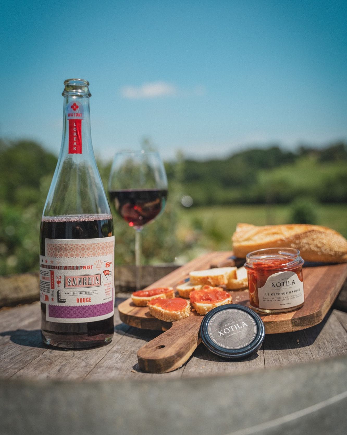 Un petit apéro avec notre sangria rouge Loreak et le tartinable ketchup basque @atelierxotila
Rien de mieux pour se détendre et profiter de ce long week-end ! 🎉 🍷