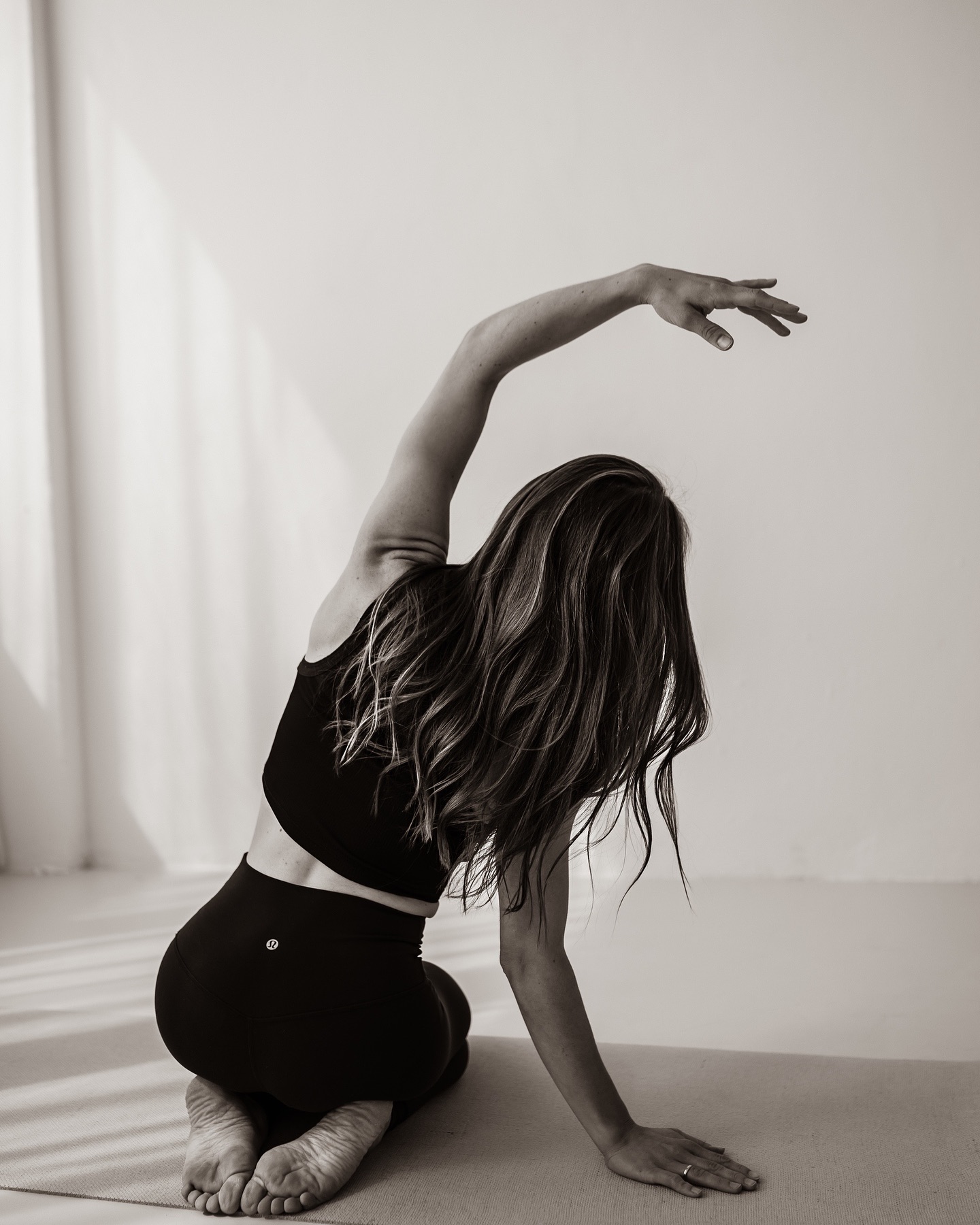 Yoga bedeutet für mich Verbindung. Und das nicht nur im allgemein wörtlichen Sinne.
Yoga ist für mich die Verbindung zu unserem Körpergefühl.
Die Verbindung von Körper, Geist und Seele.
Ein Einssein mit unserem Innersten. Eine Verbindung von Herz und Intuition.
Eine Verbindung zu unserer inneren Ruhe und Kraft.
Ein Ausdruck des "weniger ist mehr".
Eine Verbindung zu mir selbst. Ein In-Bewegung-kommen im Außen so wie im Innen.
Ein Stillwerden und ein Rückerinnern.
Eine Verbindung, die das zusammenbringt, was zusammen gehört.
Yoga ist für mich Einheit und Harmonie. Annehmen, anerkennen und bewusst werden.
Ja, Yoga ist für mich gelebte und verkörperte Verbindung.
Was ist Yoga für dich?
#yoga #yogacoburg #yogawissen #yogalernen #yogateachertraining #yogalove #yogaliebe