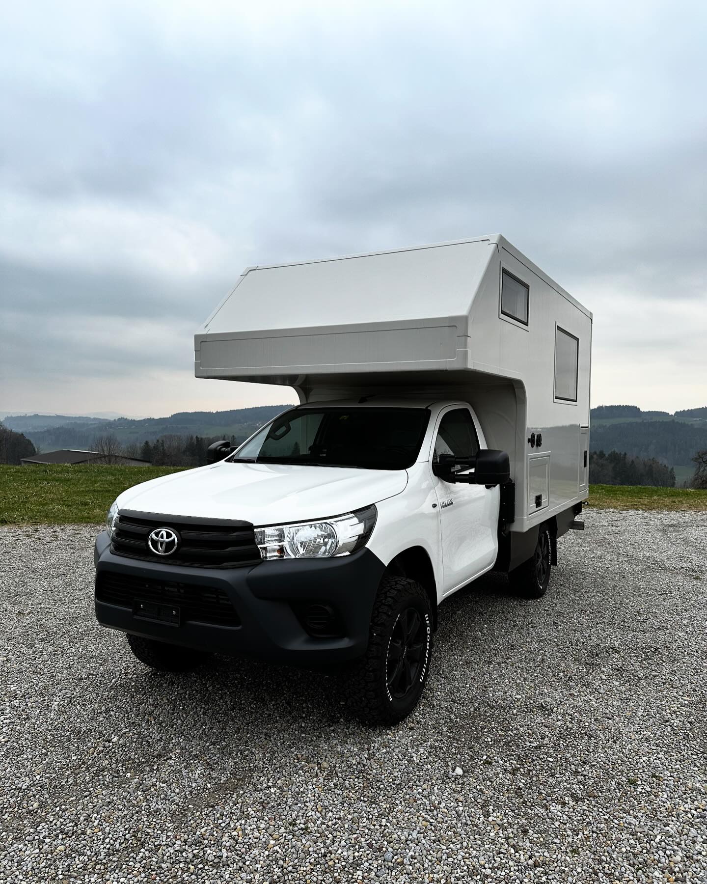 Im letzten Frühling durfte ich bei diesem coolen Projekt denn Innenausbau realisieren.
In Zusammenarbeit mit @offroadcampen.ch wurde der Toyota Hilux zu einem Fernreisemobil umgebaut.
Die Kabine aus Carbon wurde entsprechend den Kundenwünschen gefertigt.
Nun wurden die letzten Anpassungen gemacht und Anbauteile montiert.
In wenigen Wochen gehts dann auf eine lange Reise.
Kanada - USA - Mexiko - Südamerika
Viel Spass und eine Wunderschöne Zeit!🙌🏼
#toyota #hilux #travel #offroad #camperlife #conversion #switzerland #handmade #vanlife