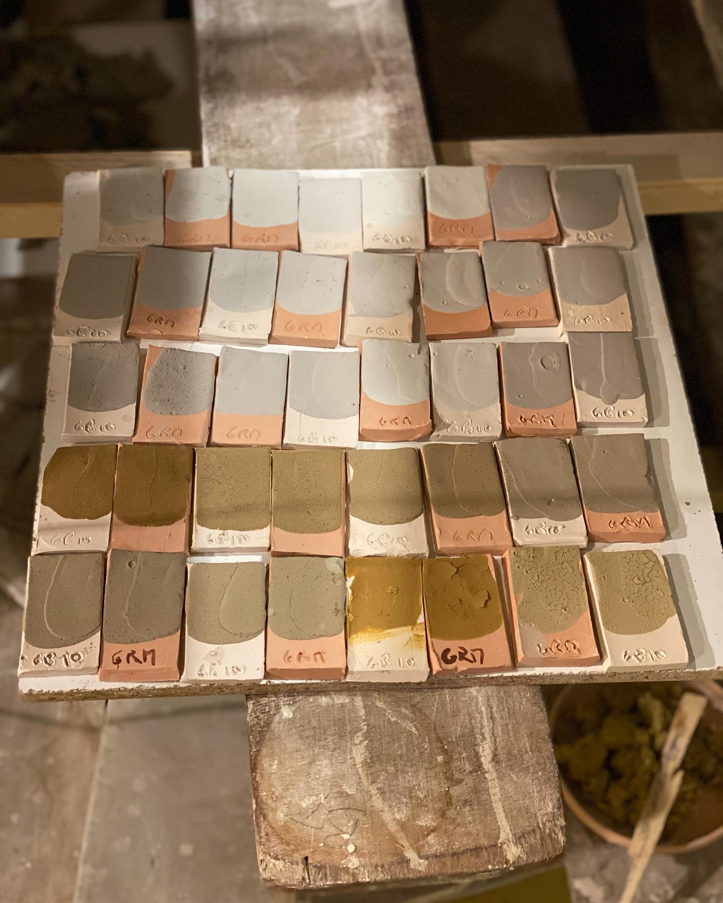 Et voici une planche de tuiles de tests de d’émaux prêtes à partir en cuisson ! D’autres suivent.. En détail et en photos voilà comment ça se passe :
1) Je prépare des tessons (on appelle ça des tuiles) comme supports pour de futurs essais d’émail, en choisissant différentes argiles de support - les émaux vont en effet réagir différemment en fonction de leur support
2) Je « biscuite » tous ces tessons, c’est-à-dire que je leur fais subir une première cuisson à 980 degrés en 8 heures.
3) Pendant ce temps je m’attelle à une série de calculs molaires (si je travaille à partir de matières extraites de carrières et dont j’ai la formule) que je convertis en recettes. A chaque test d’émail = une recette composée de 2 à 5 matières différentes
3) Je prépare tous mes petits mélanges avec des pesées sur 10g dans des gobelets numérotés
4) Un à un je délaye chaque mélange et je le tamise puis je l’applique en simple et double épaisseur sur le tesson numéroté correspondant à une recette bien notée datée et référencée dans mon cahier de recherches
5) les tessons repartent au four pour une deuxième cuisson à 1280 degrés sur une dizaine d’heures. Ils sont toujours posés sur des supports à la verticale afin de vérifier comment l’émail « coule » ou pas à la cuisson. Ce n’est qu’après cette cuisson et un temps de refroidissement d’une vingtaine d’heures supplémentaires que je pourrai voir l’apparence finale de mes émaux !
.
.
.
#grès #emauxdegrès #émauxdegrès #glazeexperiments #glazeexperiment #emailceramique #ceramics #ceramique #céramique #poterieartisanale #poterie #ceramiquedrôme #platesforchefs #artsdelatable #stonewarepottery #tablewear