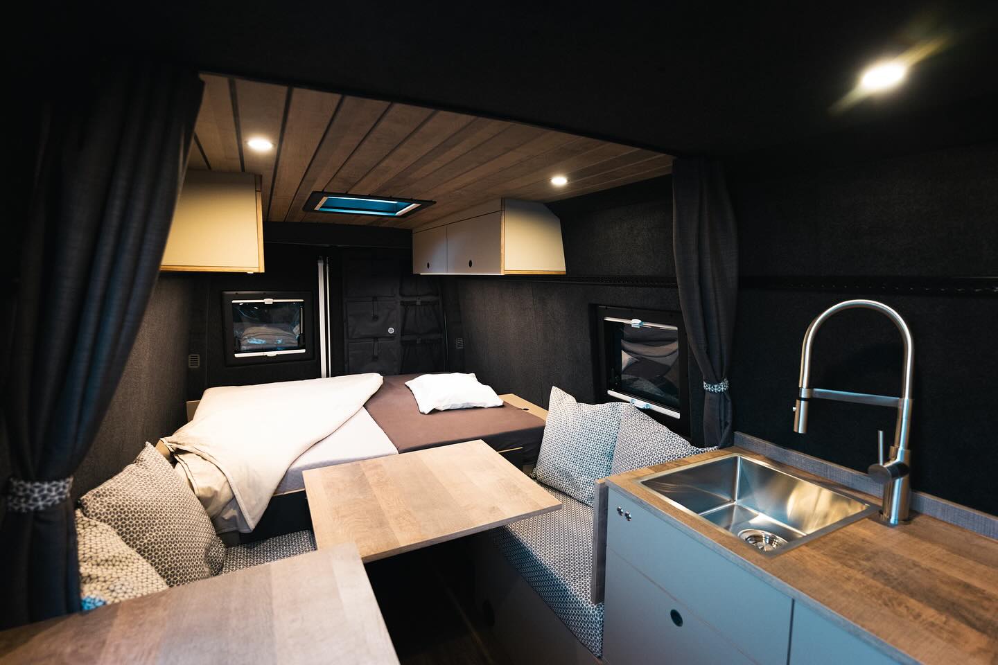 Entweder man sitzt, schläft, oder hat z.B. die Bikes sicher verstaut.🛌🪑🚲
Dieses Bettsystem macht es möglich.🙌🏼
Gekocht wird wie zu Hause. Reichlich Platz, Induktionskochfeld, Spüle und Armatur aus Chromstahl.
#camper #campervan #swissmade #conversion