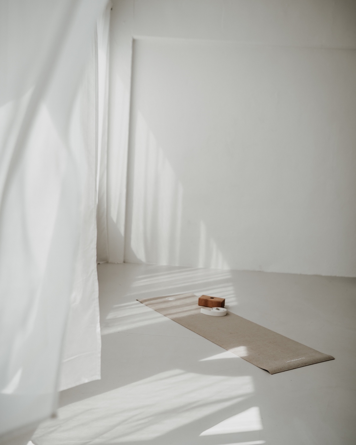 180 x 61 cm, dein Raum, nur für dich!
Vor Jahren war ich auf einem Seminar für Zen-Meditation und die Zen-Meisterin hat etwas zu mir gesagt, was ich wohl nie vergessen werde und was mich damals wie heute zu Tränen rührt:
"Diese Meditationsmatte, diese 80 x 80 cm, gehören ganz dir, das ist ein Raum NUR FÜR DICH."
Seitdem trägt dieser Satz auch beim Yoga so viel Bedeutung für mich.
Deine Yogamatte, dein Raum ganz für dich alleine.
Hier gibt es keine Wertung, kein Leisten-müssen, keinen Perfektionismus!
Hier gibt es ein Zulassen, ein Weich-werden, ein Ins-Fühlen-kommen, ein Genießen von dem Moment wie er jetzt ist.
Hier bleiben all die Alltagsgedanken und jeder noch so kleine bad vibe einfach draußen, deine Yogamatte als deine Reise vom Kopf in den Körper und dein Herz, deine Reise zurück zu dir selbst.
Begleitet von dem Bewusstsein: jeder Mensch erlebt auf seiner Yogamatte seine ganz eigene Reise, so individuell wie wir Menschen sind. Und das ist genau richtig so!
Deine Yogamatte ist dein sicherer Raum für dich und deine Individualität, ein Safe Space um einfach zu SEIN!
Ich freu mich, wenn du sie vielleicht schon bald mit mir ausrollst, deinen sicheren Raum für deine Reise zu dir 🤍
#yoga #yogalove #yogateatchertraining #yogacoburg #yogainspiration #yogaliebe
Yogamatte von @lotuscrafts (Herzensempfehlung, keine bezahlte Werbung)