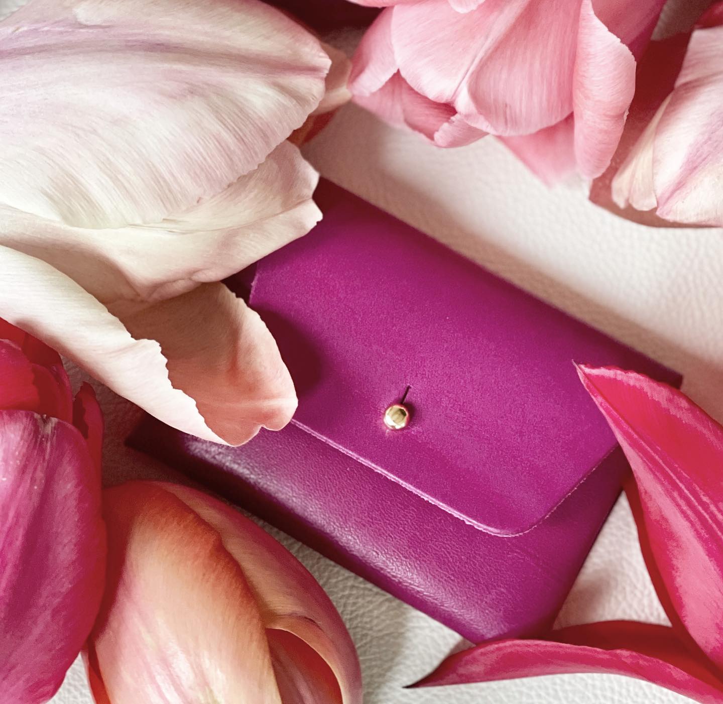 Wir lieben den Frühling und die Tulpenzeit. Ostern steht vor der Tür und damit eine bunte und fröhliche Zeit.
Davon inspiriert gehen wir regelmäßig auf die Suche nach einem bunten pflanzlich gegerbtem Leder. „Viva magenta“ ein wegweisender Ton in der Mode- Kunst und Designwelt ist auch für uns ein Highlight geworden. Deswegen haben wir uns bemüht eine weitere Haut in dieser wunderschönen Farbe zu besorgen- es wird also noch ein paar mehr Limited Edition Taschen und Accessoires in dieser Farbe geben💜💜💜
#pflanzlichgegerbtesleder #vegetabletanned #ledertaschen #lederaccessoires #frühling #farbenfroh #lustaufbunt #spring #portemonnaie #ledergelbeutel #zaell #zaell_official #tulpenzeit #tulpen #saarlandliebe #saarland #madeinsaarland #madeingermany #handmadewithlove