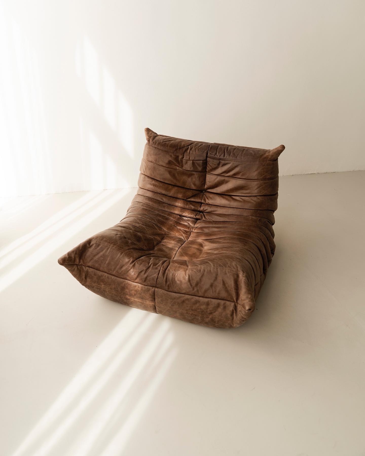 We just love our Togo by Ligne Roset. 🤎
#interiordesign #togo #ligneroset #togochair #togosofa #interiordesign #studio #fotostudio #furnishedstudio