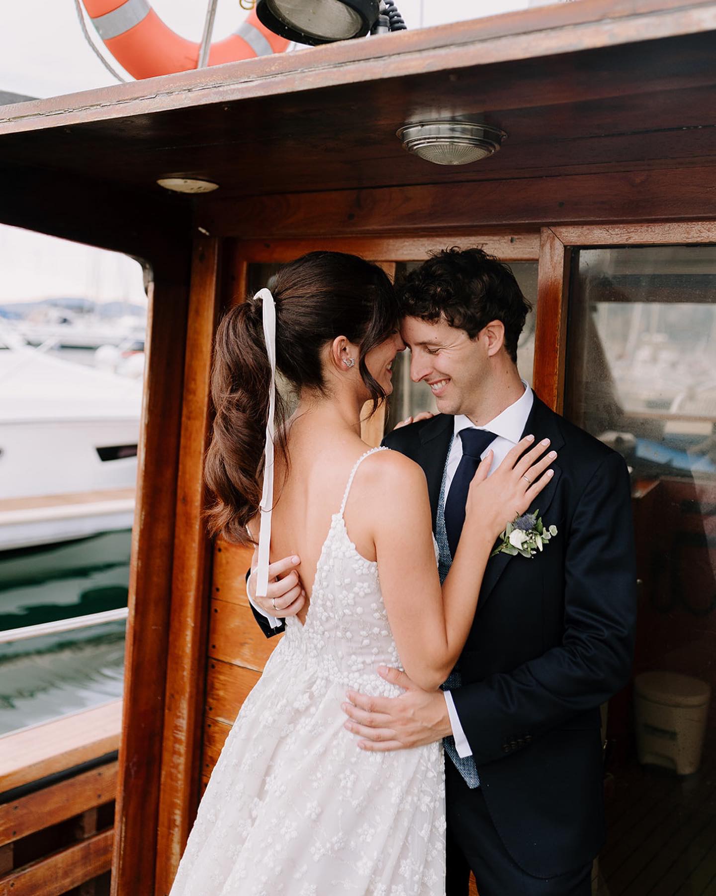 Hace tiempo que no pasamos por aquí, porque nos hemos pasado septiembre entero fotografiando y editando 7 bodas y varias sesiones de familia y embarazo. La vuelta de las vacaciones ha sido cañera pero ya están todos los trabajos casi entregados ✌🏽y estamos con ganas de que lleguen las bodas de octubre y noviembre✨
La temporada va llegando a su fin y afortunadamente ya tenemos ocupada la mitad de la del 2024. Gracias, gracias y gracias a todas las parejas, familias y proveedores que seguís confiando en nuestro trabajo ☺️
Hoy os enseñamos algunas fotos de lo que fue el día de Paloma y Josu en Laredo. Una boda pequeñita pero muy especial donde no podía faltar Nata 🐶
Gracias también a @irenehalley_ y @lehior_photo por echarnos una mano este día 😘
Vestido: @pronovias
Traje: @scalperscompany
Muha: @estherdpn_makeup
Flores: @floristeriasurcos
Banda: @somosthechulos
Dj: @havefun_djs
Lugar: @el_fantastico_laredo
Decoración: @tiempo_de_eventos