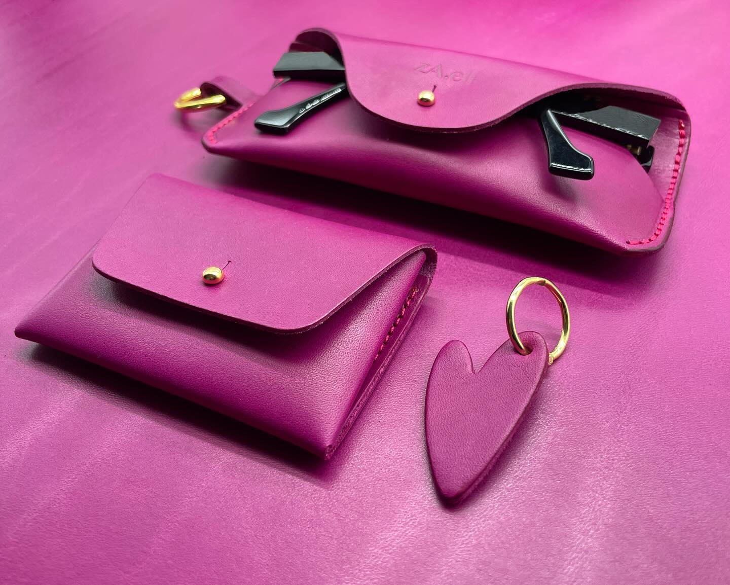 Essential leather pieces - Discover our limited collection for spring and summer
Portemonnaie | Brillenetui | Gürteltasche | Herzanhänger - a perfect combination to join you every day
#magenta #purple #leatherbag #gürteltasche #brillenetui #portemonnaie #handmade #handmadeingermany #slowfashion #saarland #regionales #hipbag #beltbag #geldbeutel #lederetui #lederaccessoires #nicetohave #zaell #zaell_official