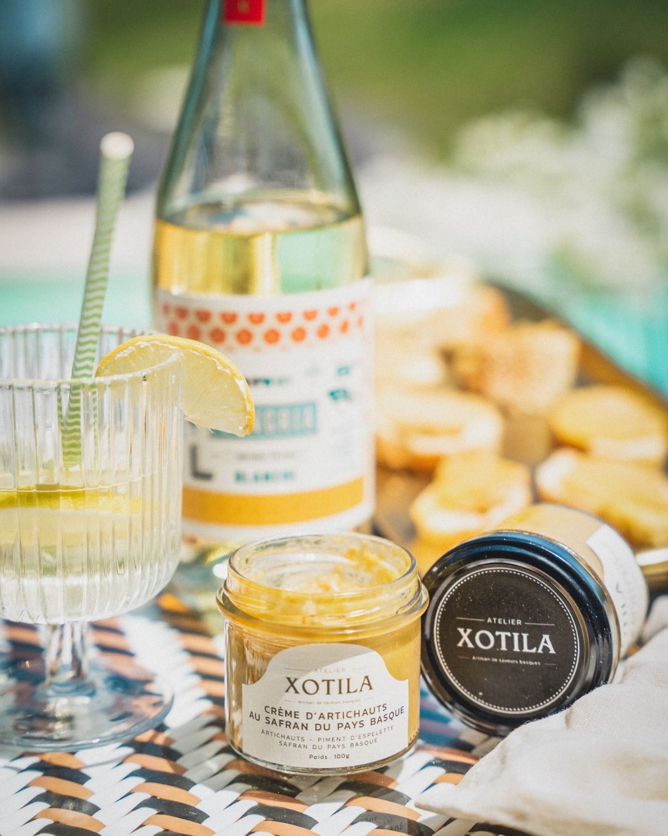 Un apéritif avec notre sangria blanche Loreak et les tartinables @atelierxotila qui sont comme notre sangria produits à Ayherre au Pays basque et qui se marient parfaitement. 😋🍹