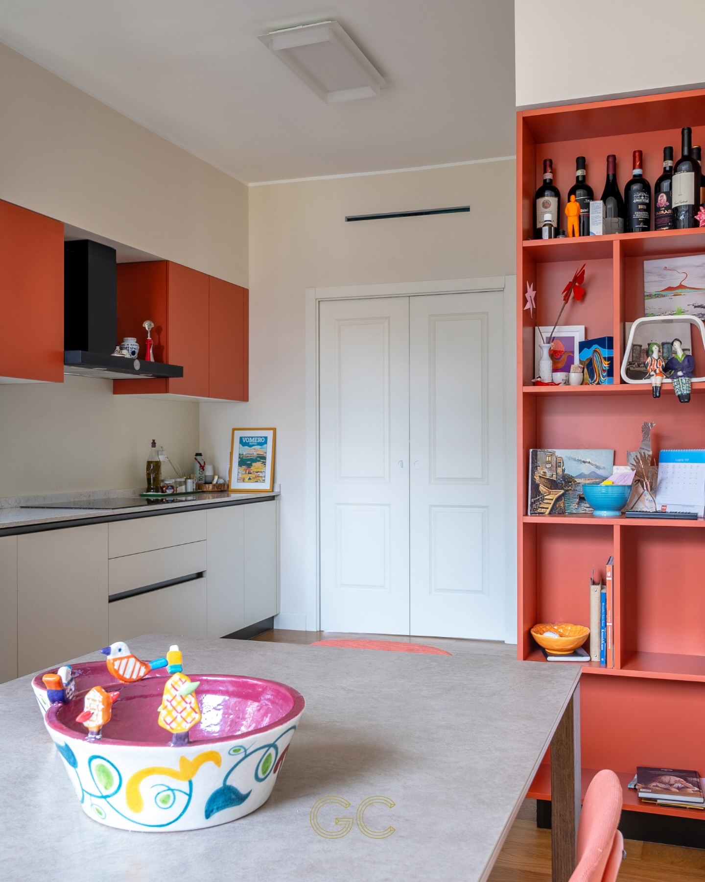 Dal progetto alla realtà: abbiamo creato una cucina che unisce eleganza e calore, giocando con toni neutri ispirati alla natura.
Il beige abbraccia le superfici principali, donando luminosità e ampiezza, mentre il color terracotta, usato per i pensili e alcuni dettagli, aggiunge una nota di personalità all’ambiente.
Devi ristrutturare la tua cucina e non sai da dove iniziare? Contattaci ✉️
-
@chiocca.design
-
#design#architetturainterni#internidesign#designinterni#arredointerni#stylingtips#interioraddict#interiordesignerslife#interiordesignblog#interiordesignphotography#interiordesignstudio