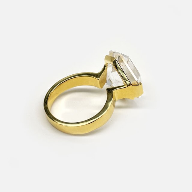 Spark Ring Bergkristall | 925er Sterling Silber | 18k Plattierung gelbgold
#citrin #ring #edelsteinring #somethingspecial #flowerslovers #handmadejewelry #madewithlove #slowfashion #saarland #locallabel