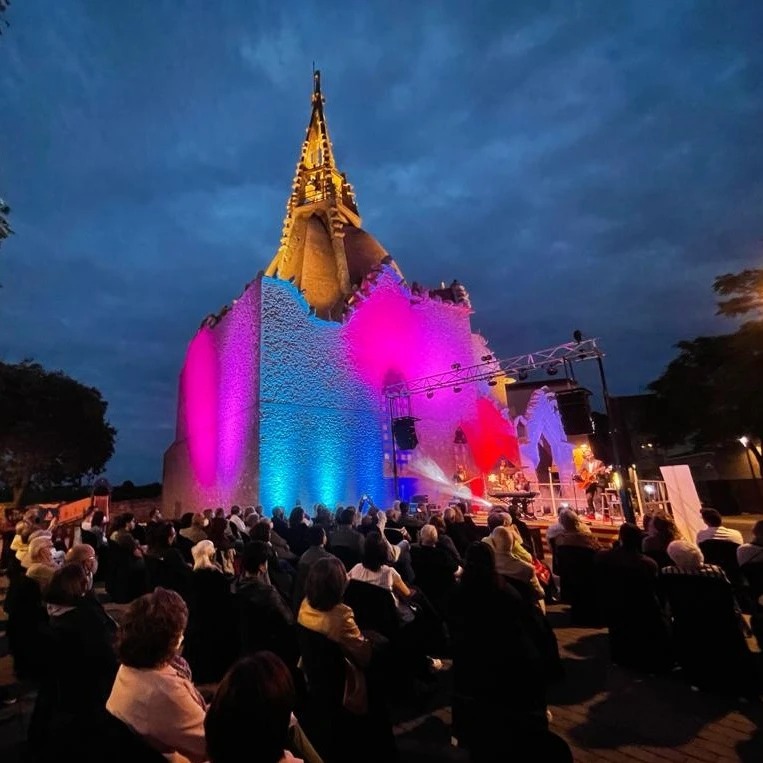 📣 Dissabte tanquem la 7a Primavera Musical a Vistabella amb un espectacle musical, poètic i visual!
No us perdeu 'Tot ple d'art, temple d'amor, joieta d'or'. Amb la implicació de @mireiatarrago , @rogerpadulles , @kambrassquintet , @paupuigolives , @nando.talo , @aguilerafrancesc , @albertcarbonell , @brunoanguera , @peregumbau
🗓 8 juny 22h
📍Exterior església del Sagrat Cor
🎟 Link a la bio
@visit_vistabella @ajlasecuita @dipta_cat @marcguerris @marcvzz #jujol #modernisme #femcultura #primaveramusicalvistabella #lasecuita