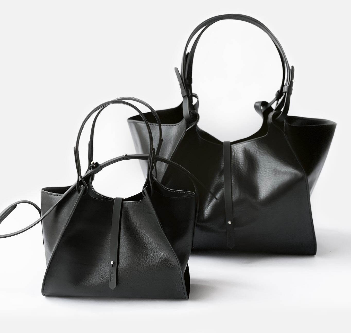 RANA 🖤The big and small one. Two beauties one design
#shopper #totebag #black #schwarz #leder #handgemacht #handmade #slowfashion #saarbrücken #nachhaltig #fairmade #foreveryday #schultertasche #crossbodybag #tragetasche #Ledertasche