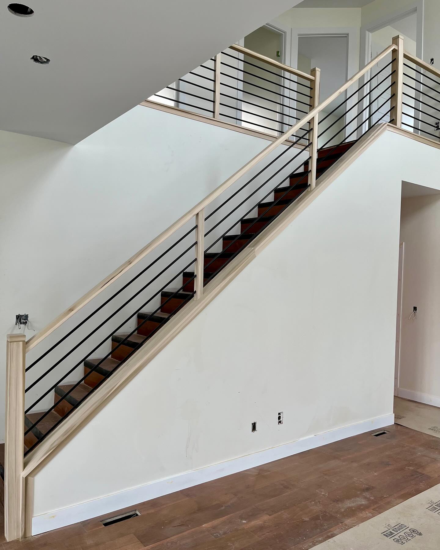 Horizontal rod interior railing‼️ Our amazing installer @dallas4381 finished this modern style railing in a newly built house.
.
.
.
#interiorrailing #horizontalrailing #regina #yqr #maple #poplar #satinblack #interiordesign #homedecor #supportlocal #renovation