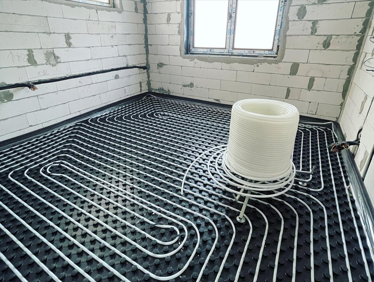 Clientul nostru ne-a contractat din stadiul de fundație al viitoarei lui case și a primit, fără bătăi de cap, pachetul complet oferit de firma noastră:
-scurgeri, preluare ape pluviale și alimentare de apă exterioară
-instalații sanitare interioare
-încălzire în pardoseală
-instalație îngropată de gaz
După finisaje, vom realiza următoarele:
-montajul obiectelor sanitare
-montajul centralei termice
-automatizarea instalației
-punerea în funcțiune a centralei
#plumberslife #incalzireinpardoseala #tece #valrom #tiemme #underfloorheating