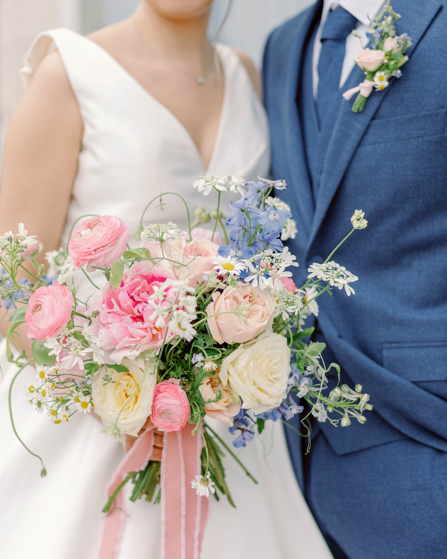 ✨ Shooting Mariage au Domaine de Lavy
Éclat des fleurs et magie du mariage! 💐
Au Domaine de Lavy, chaque bouquet a été réalisé par la fabuleuse @artmaniafleur pour notre shooting mariage 🌷
✨ Ses créations artistiques ont apporté une touche unique et romantique, sublimant chaque instant avec élégance.
Lieu : @domainedevieuxmareuil
Wedding planner : @hamon.events
Photographe : @clemencearesu_weddings
Vidéaste : @lucas_gorry
Art floral : @artmaniafleur
Maquillage : @derm_up_
Coiffure : @coiffevent_byanais
Robes : @appelez_moi_madame_bergerac
Costume : @andrea_faubourgsaintsulpice
Papeterie : @flowersandpencilswedding
Tente : @velumevent
Officiante : @aurelie_cousseau_ceremony
Mixologue : @les_comptoirs_claviere
Mobilier et décoration : @magnolia_evenements
#DomaineDeLavy #ArtFloral #ÉléganceEnFleurs #RomanceFlorale #Frenchwedding #Mariage2025 #dordogne #domainedevieuxmareuil #weddingplanner