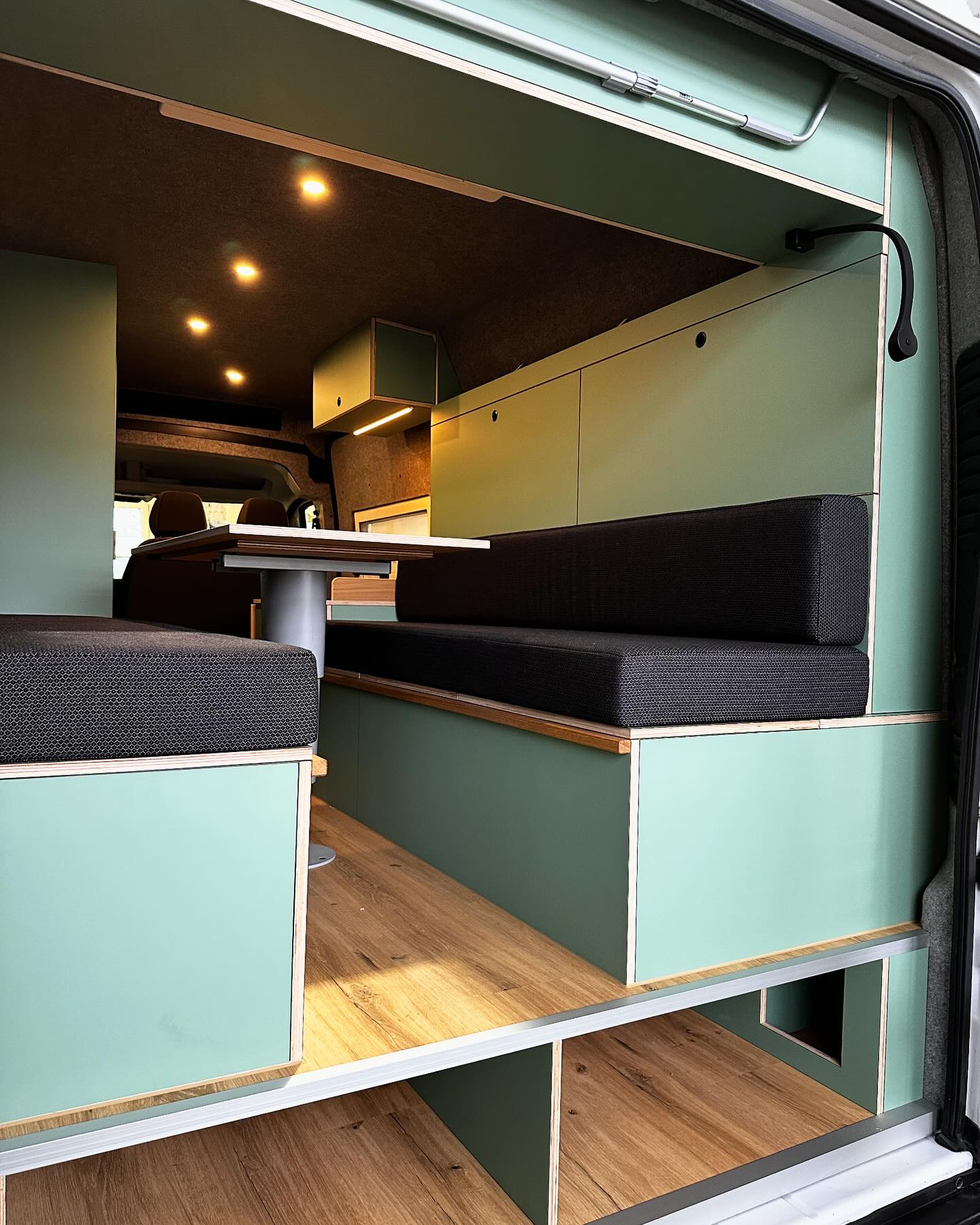 Ein ganzes Jahr mussten sich meine Kunden auf ihr fertiges Projekt gedulden, da die Auslastung auf Komplettausbauten immer noch enorm hoch ist.🙃
Umso schöner dann die Übergabe. Noch am selben Tag übernachteten sie direkt vor der Wohnung in der blauen Zone. Sie sind begeistert und können den Start in die neue Saison kaum erwarten.🙌🏼🤩
Mit viel Stauraum, Zuladung und genug Energie steht alles bereit für ihr erstes Abenteuer.
Ich wünsche viel Spass und tolle Reisen!🥳
#conversion #camper #handmade #switzerland #holiday #peugeot #boxer #wood #camperlife #vanlife