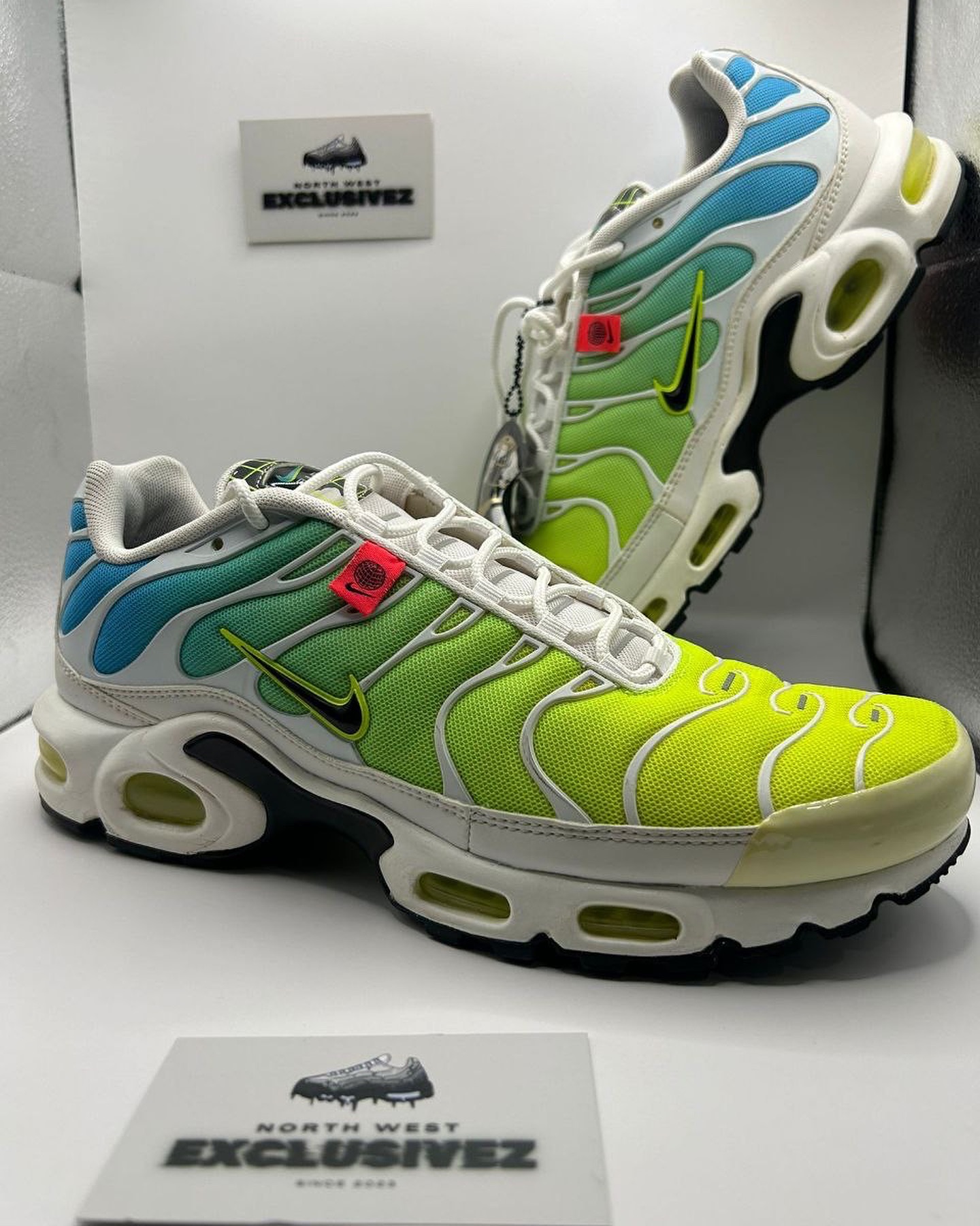 Air max TNs, worldwide 🌏
Size 9
Pin badge and Og box included
£180, DM me to order or enquire 📩
The 2020 release saw this unbelievably nice colourway was released alongside another worldwide edition of the TNs which is seen more often than these
Releasing at $170 retail and the price skyrocketing since these are a steal 😎