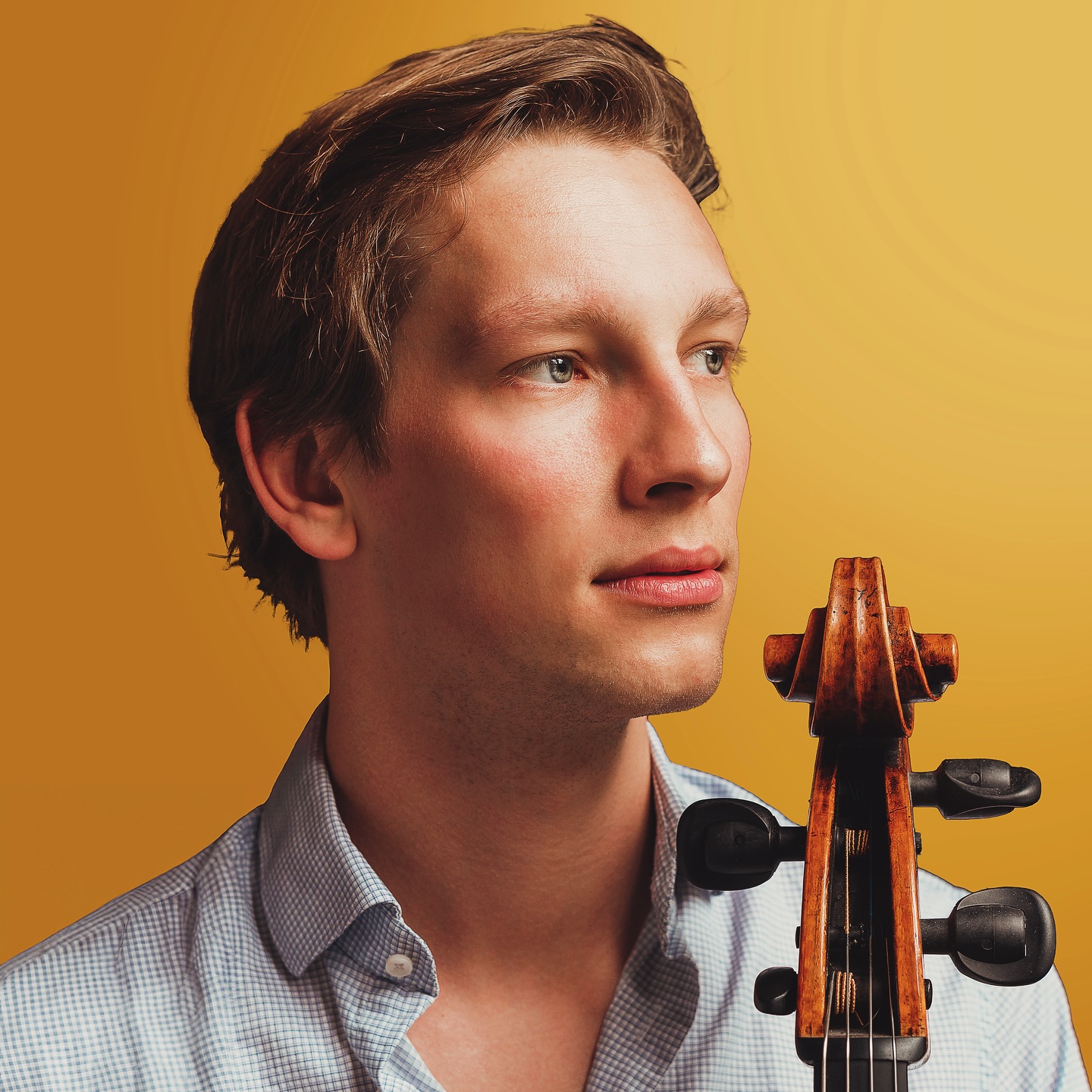 ✨🎻🎼 Paul Handschke serves as the principal cellist of the Tonhalle orchestra in Zurich, and frequently performs as a soloist and in chamber ensembles. 🎿 🚣 ⚽️ In his free time Paul leads an active lifestyle, being an avid football player, and also enjoys rowing and skiing. It is a great privilege for us to host cellist Paul Handschke at our upcoming concert 🎶 🎵. We hope to see you there too! Link in our bio 🎟️.
✨🎻🎼 Paul Handschke ist Solocellist des Tonhalle-Orchesters Zürich und tritt häufig als Solist und in Kammerensembles auf. In seiner Freizeit führt Paul einen aktiven Lebensstil, ist begeisterter Fußballspieler und rudert und fährt gerne Ski. 🎿 🚣 ⚽️ Wir freuen uns, den Cellisten Paul Handschke bei unserem kommenden Konzert begrüssen zu dürfen und hoffen, Euch auch dort zu sehen! Link in unserer Bio. 🎶🎵🎟️