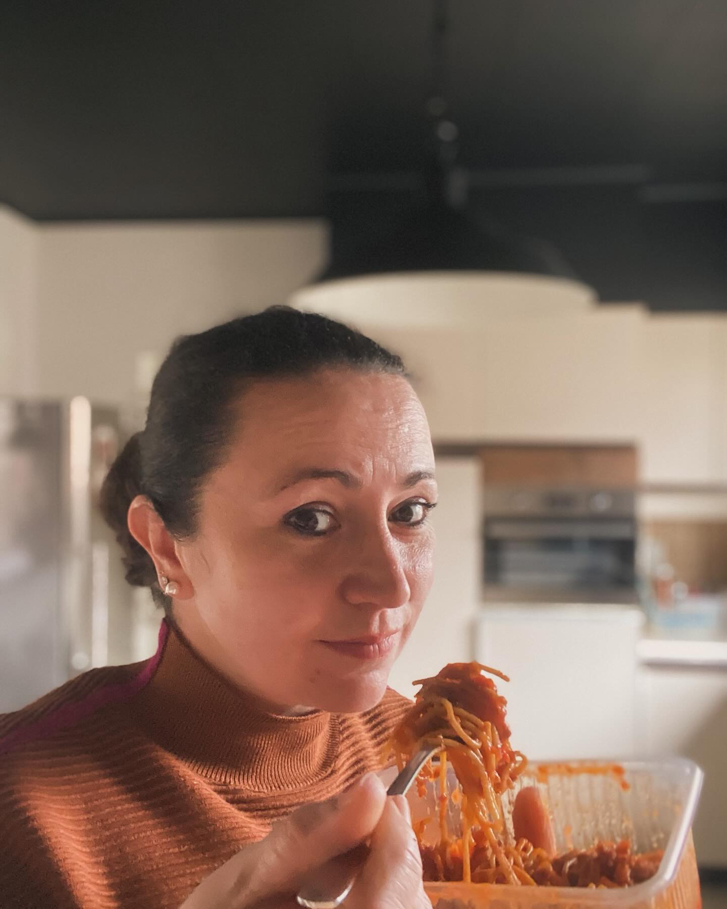 Wist je dat wij ook Spaghetti met kippengehakt voor jullie hebben.
Wij maken porties met volkorenpasta of je kan ook alleen de saus bestellen per kg. Of heb je meer nodig? Bestellen kan 2 dagen op voorhand.
Mmmm.
