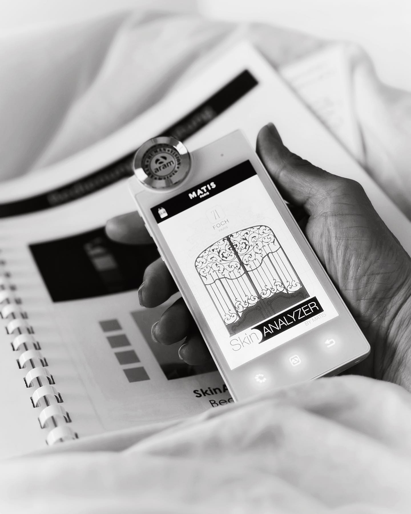 “Welchen Hauttyp habe ich?”
"Welche Produkte passen zu mir?”
Diese Fragen höre ich immer und immer wieder.
Deshalb NEU!!!
SKIN ANALYSER von MATIS PARIS!
Mit diesem professionellen Haut-Analysegerät begeben wir uns auf eine faszinierende Lichtreise durch Deine Haut und ermitteln 8 professionelle Messungen.
Durch die 30fach Vergrösserung, können wir zukünftige Hautprobleme bereits erkennen, bevor sie an der Hautoberfläche sichtbar sind.
Diese fortschrittliche Technologie und meine 30jährige Erfahrung ermöglicht es mir, Dir eine perfekt passende MATIS-Routine zusammenzustellen.
Wusstest Du, dass die Hälfte aller Hautprobleme durch fehlende oder falsche Pflegeprodukte entstehen?
Buche jetzt Deinen digitalen Hautanalyse Termin und zusammen finden wir Deine Produkte!
.
.
.
.
.
.
.
#hautanalyse #analyse #kosmetik #skinanalyzer #avouscosmetics #beautyexpert #tann #zürich #matisswitzerland