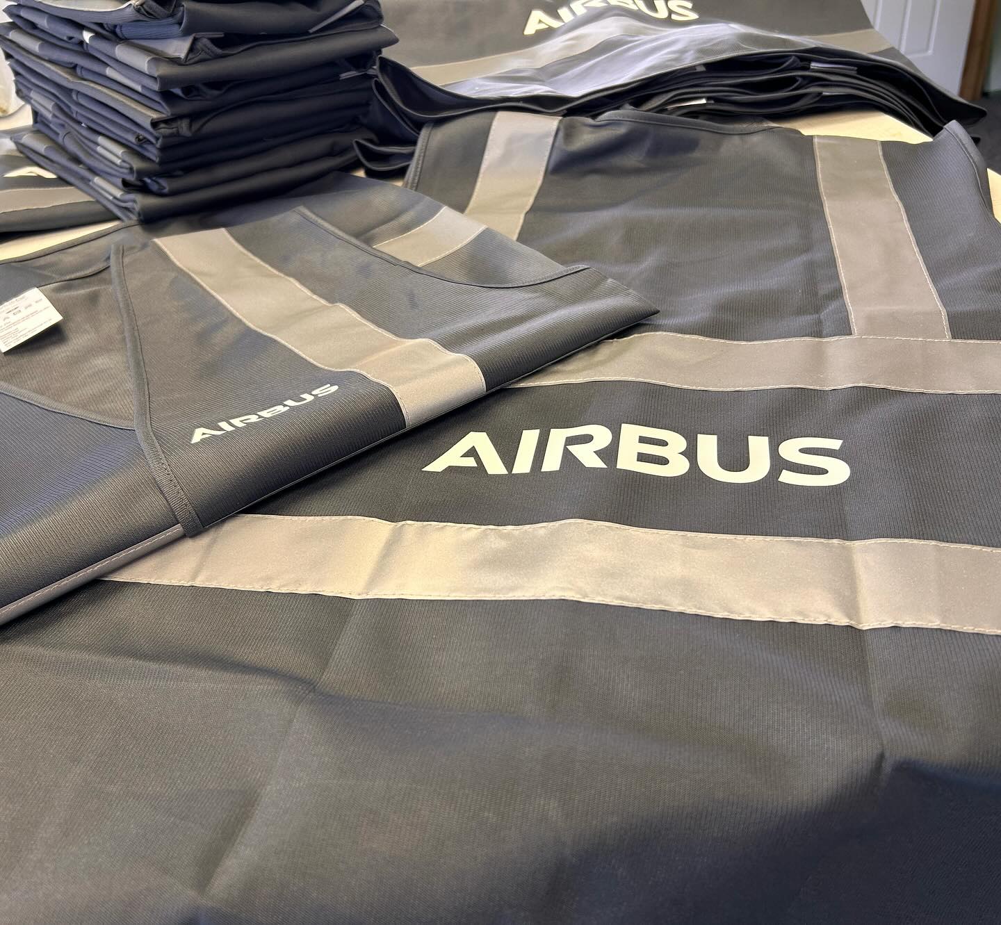 A recent order of branded high vis vests! Embroidery / Printing options available, please get in touch for any further details.
✉️ info@avondisplays.com
.
.
.
.
.
.
#ppe #safety #bespoke #bespokeprints #personalisedgift #personalised #personalisedproducts #highvis #heatpressvinyl #advertising #shopfront #bristolbusiness #promotionalitems #promotionalproducts #bespokeprints #personalisedgift #personalised #personalisedproducts #signs #signmaker #design #logo #logodesign #vinyl #vinylwrap #signage #graphicdesign #bristol #bristoldesign #branding