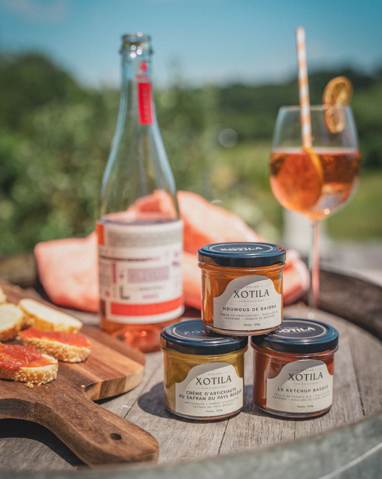 Loreak s’associe à @atelierxotila pour vous faire gagner : 3 tartinables : houmous Baiona, ketchup basque et crème d’artichaut au safran du Pays basque et 3 bouteilles de sangria Loreak pour un apéro réussi ! 🍹🥖
Pour participer :
Likez ce post ❤️
Abonnez-vous à notre compte @loreak_cocktails et @atelierxotila
Taguez 2 amis avec qui vous aimeriez partager cet apéro 🍾
Bonne chance à tous ! 🍀
Tirage au sort le 30/08. L’abus d’alcool est dangereux pour la santé. A consommer avec modération.