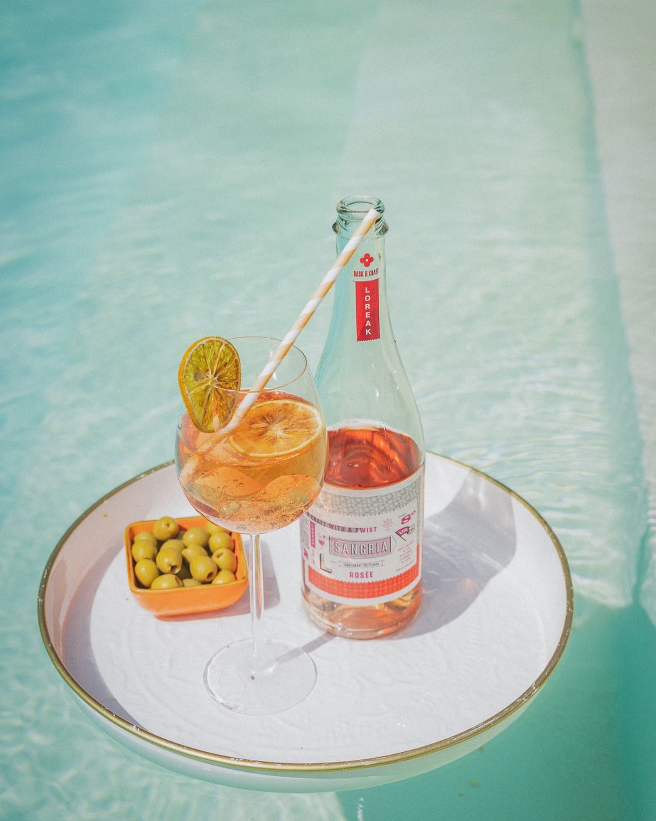 Chaleur caniculaire au Pays Basque ! On plonge dans l’eau avec une sangria Loreak rosée pour l’apéritif. ☀️
🚨 -20% sur notre boutique en ligne Edari drinks
L’abus d’alcool est dangereux pour la santé. À consommer avec modération.